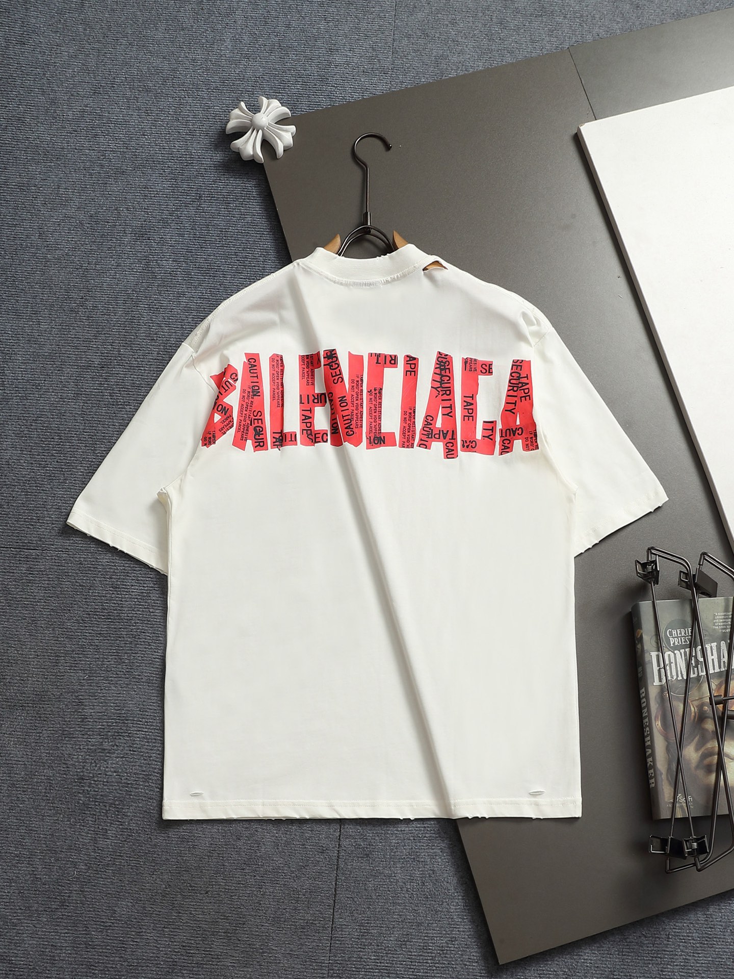 발렌시아가(BALENCIAGA) 테이프 프린팅 워싱 반팔 티셔츠 상의 의류