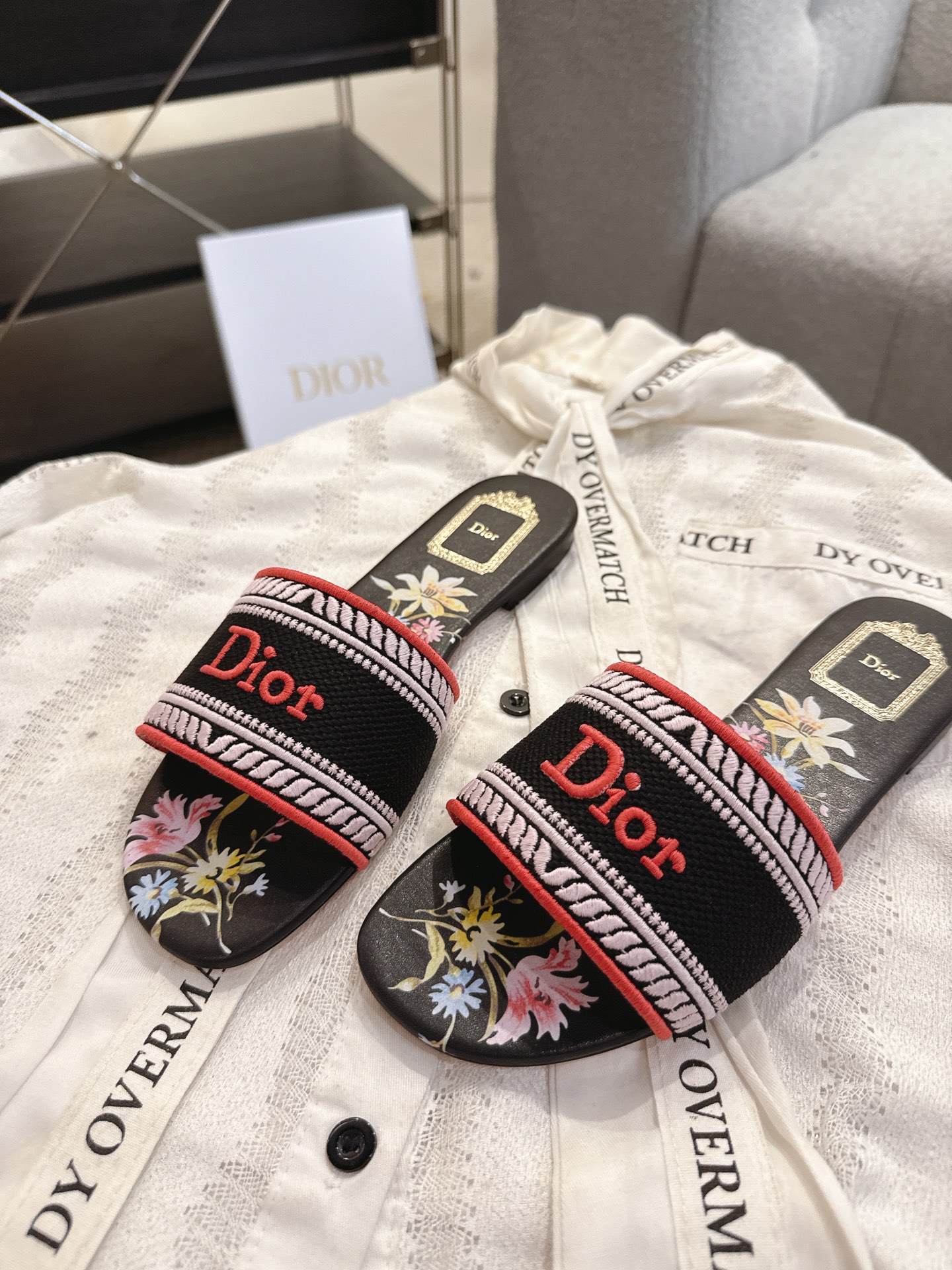 디올(DIOR) 플라워 자수 로고 슬라이드 슬리퍼