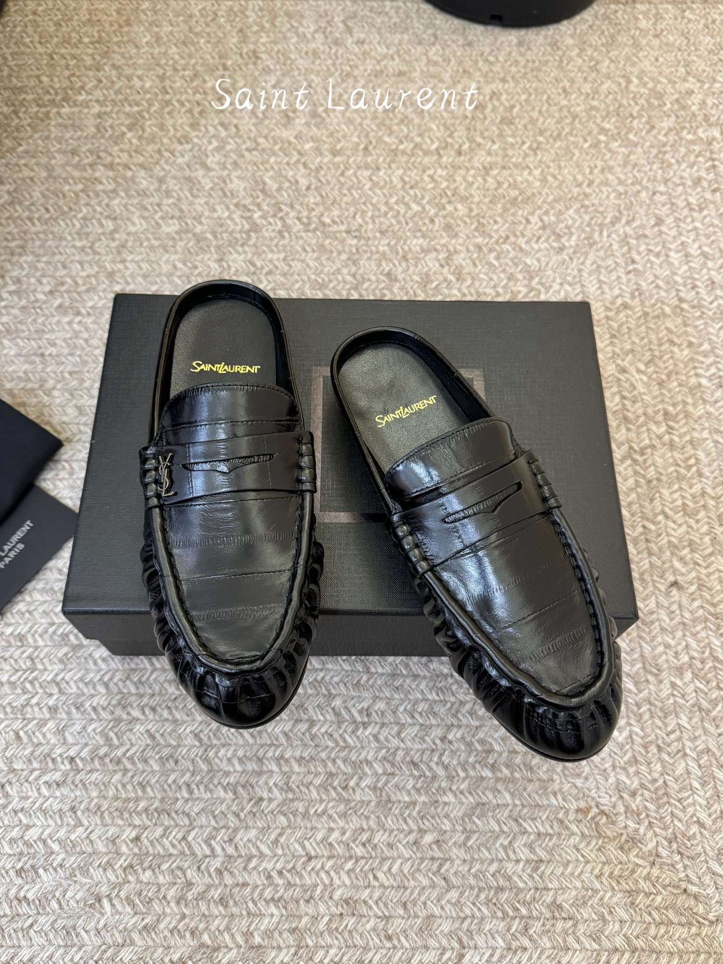 생로랑(SAINT LAURENT) 카프 레더 페니 백리스 로퍼 신발