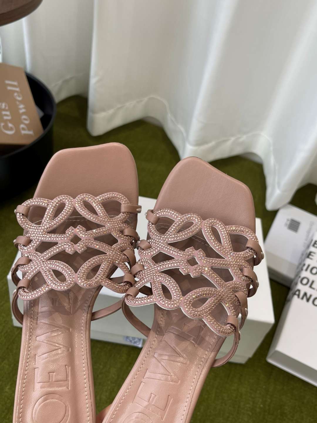 로에베(LOEWE) 아나그램 라인스톤 미들 힐 신발
