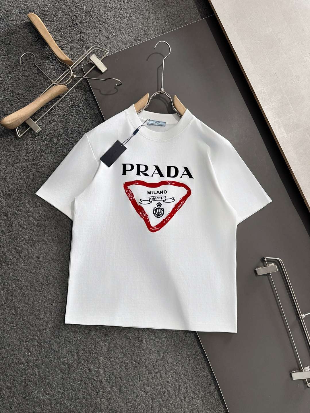 프라다(PRADA) 삼각 로고 그래픽 프린트 반팔 티셔츠 상의 의류