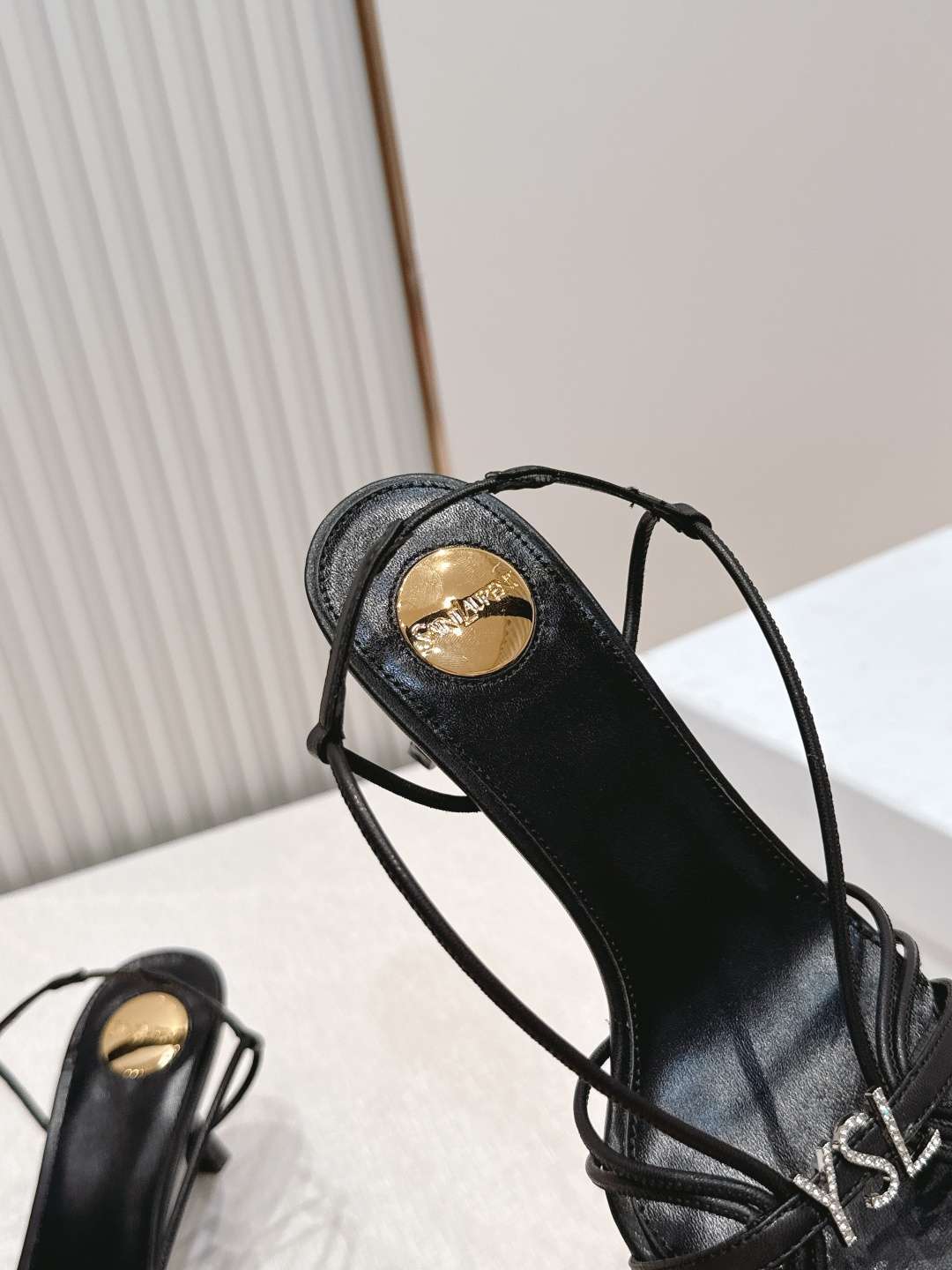 생로랑(YSL) 스퀘어토 스트랩 샌들 신발