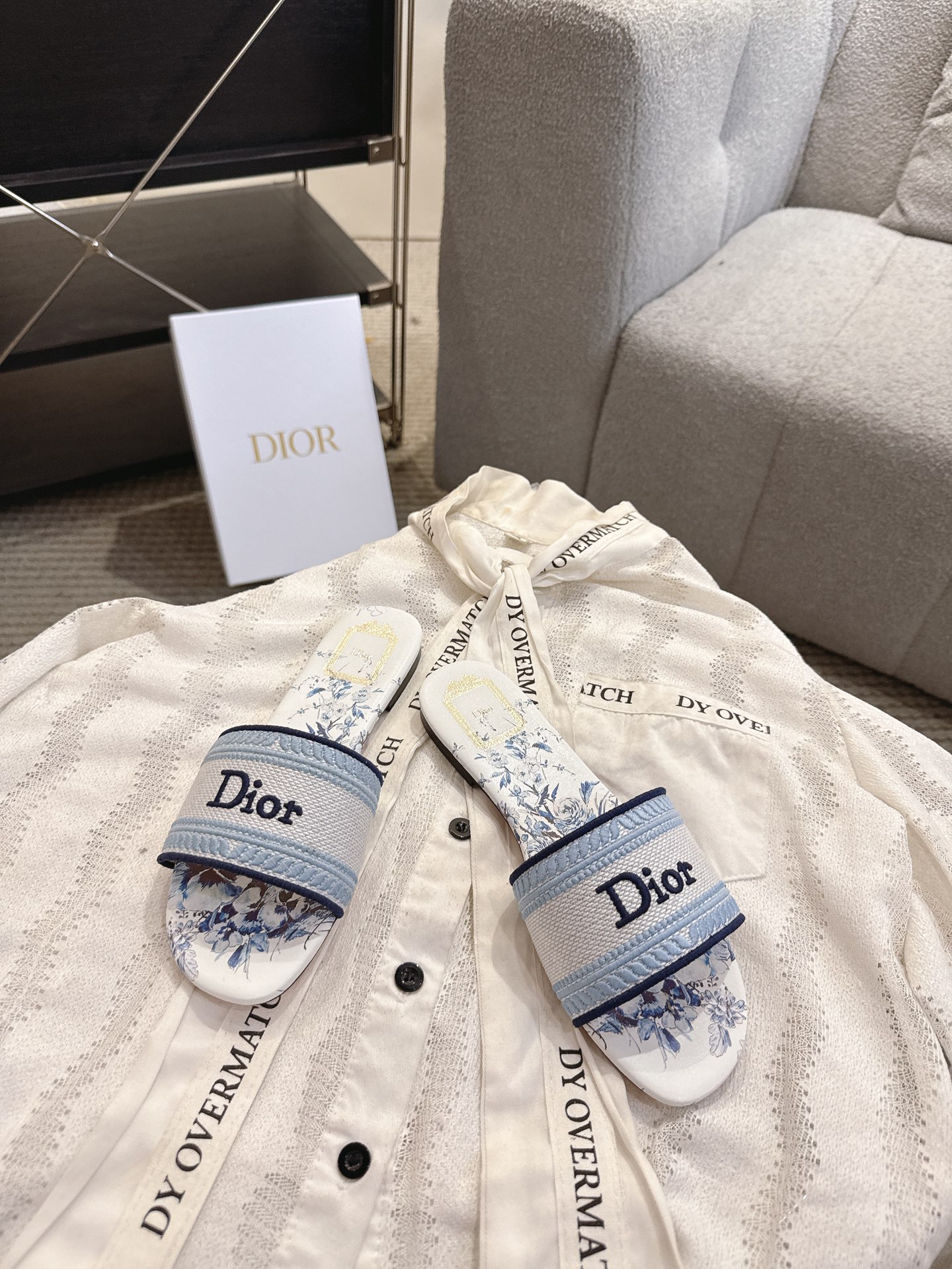 디올(DIOR) 플라워 자수 로고 슬라이드 슬리퍼