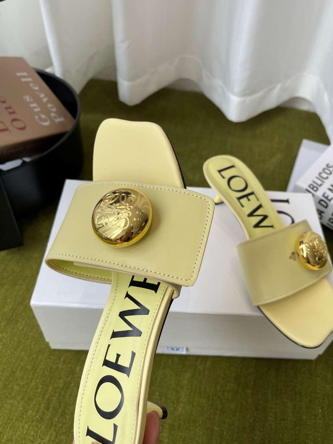 로에베(LOEWE) 메달 스퀘어토 키튼힐 뮬 샌들 신발