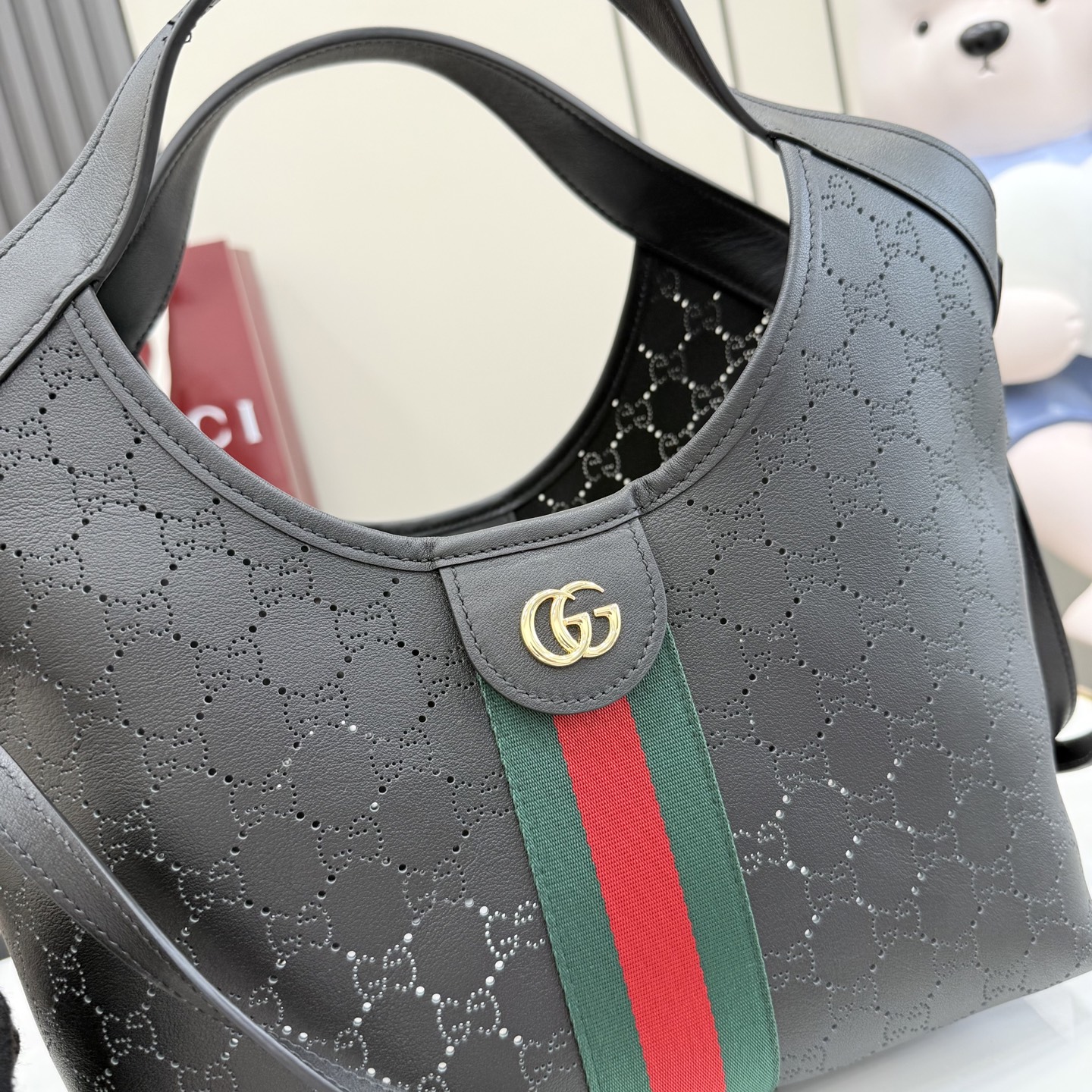 GUCCI 구찌 Generation 제너레이션 GG 질리오(Giglio) 펀칭 레더 토트백 - 블랙 가방