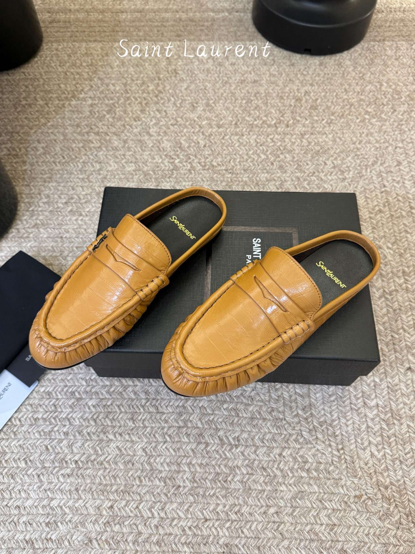 생로랑(SAINT LAURENT) 카프 레더 페니 백리스 로퍼 신발