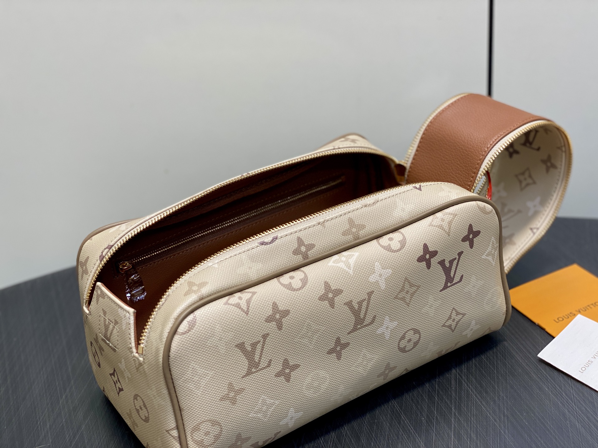 [Louis Vuitton] LV 루이비통 모노그램 플러스 돕 키트 트래블 파우치 백 가방