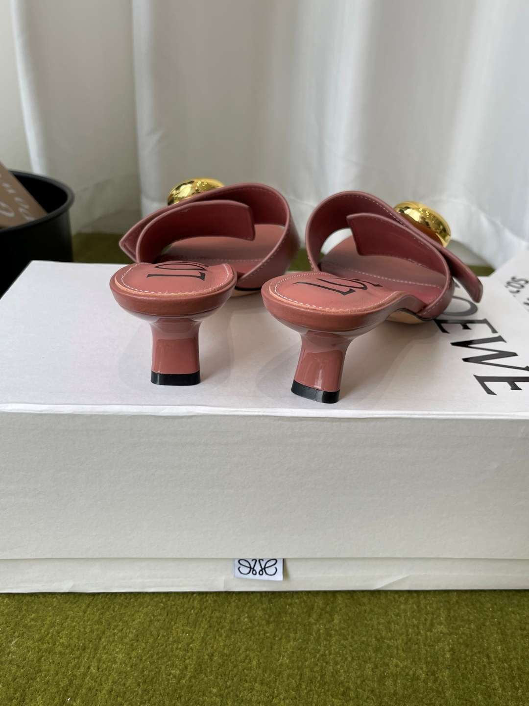 로에베(LOEWE) 메달 스퀘어토 키튼힐 뮬 샌들 신발