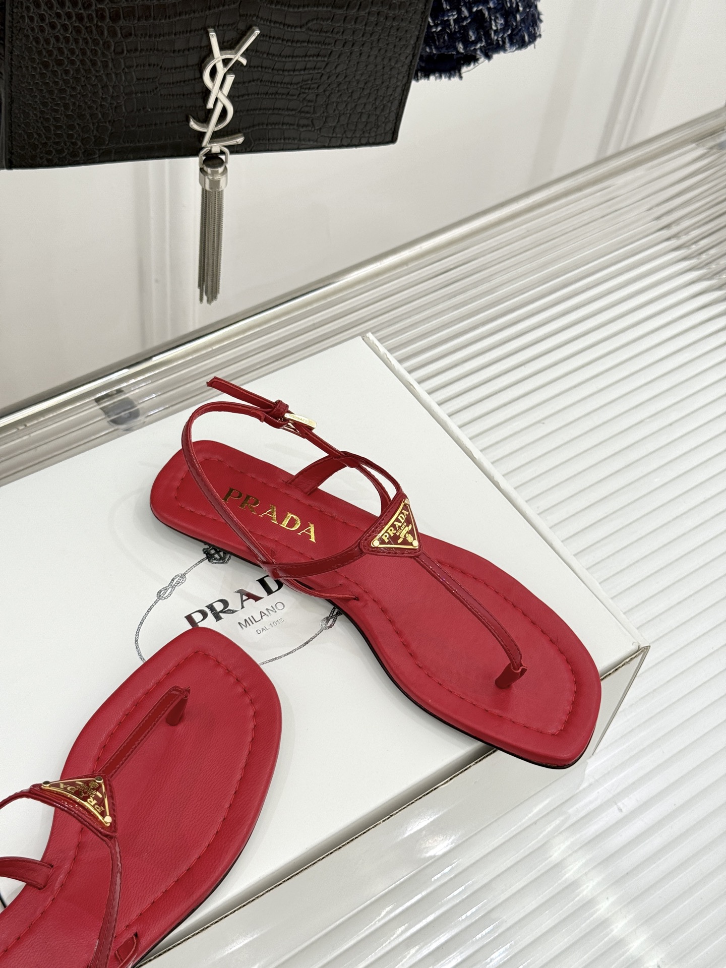 프라다(PRADA) 삼각 로고 플립플랍 샌들 신발
