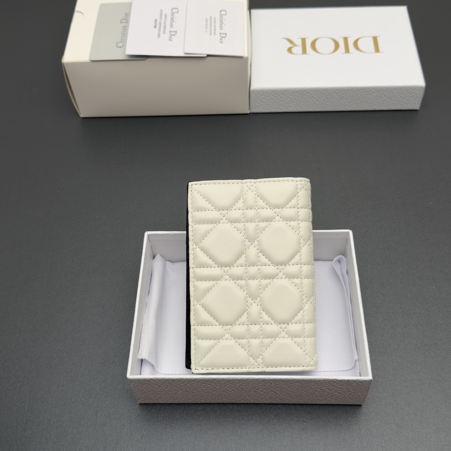 [Dior] 디올 Lady 레이디 까나쥬 램스킨 패스포트 홀더 지갑 / S2626