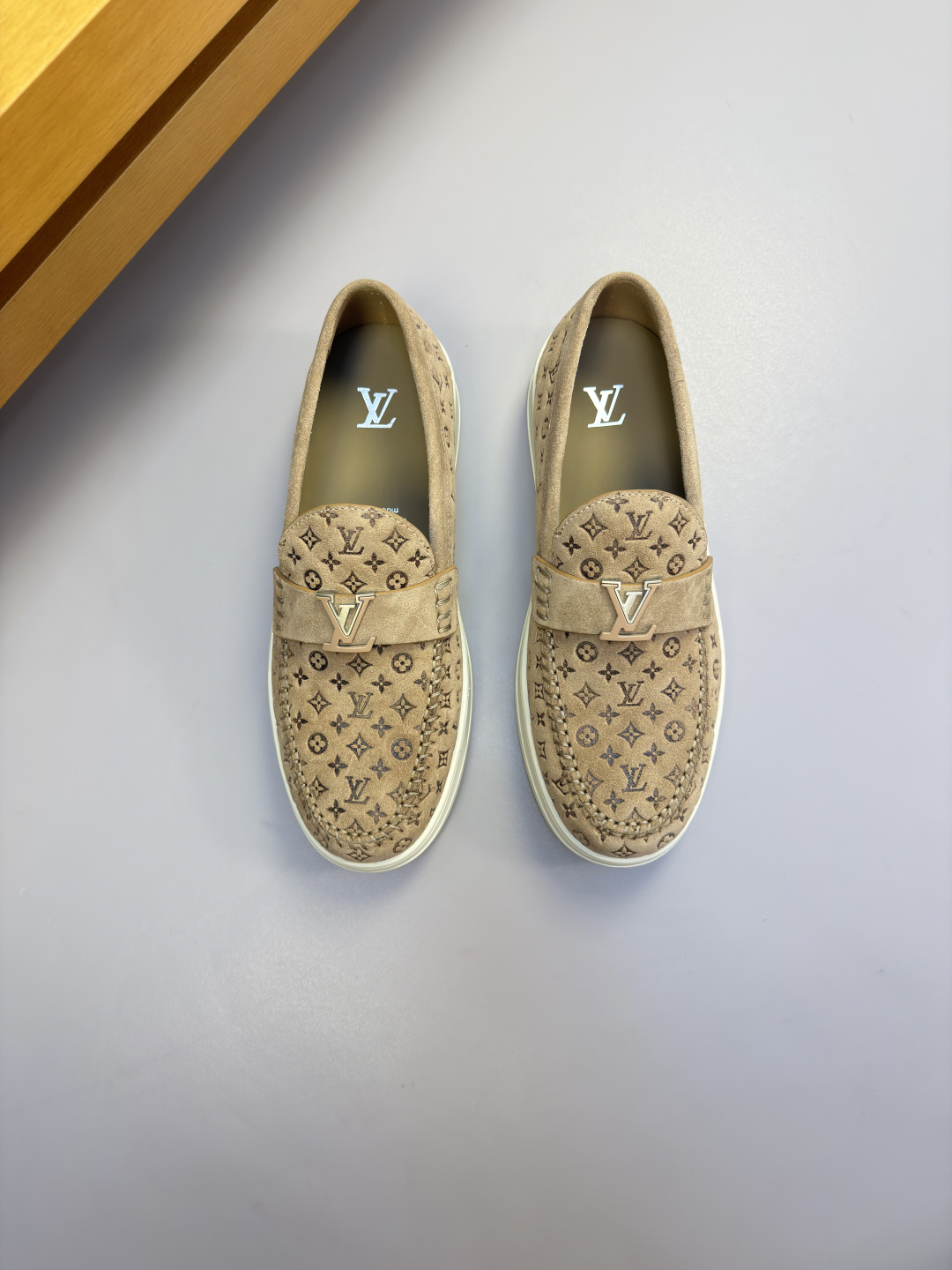 [Louis Vuitton] LV 루이비통 프리미엄 스웨이드 엠보싱 메탈버클 캐주얼 로퍼 신발