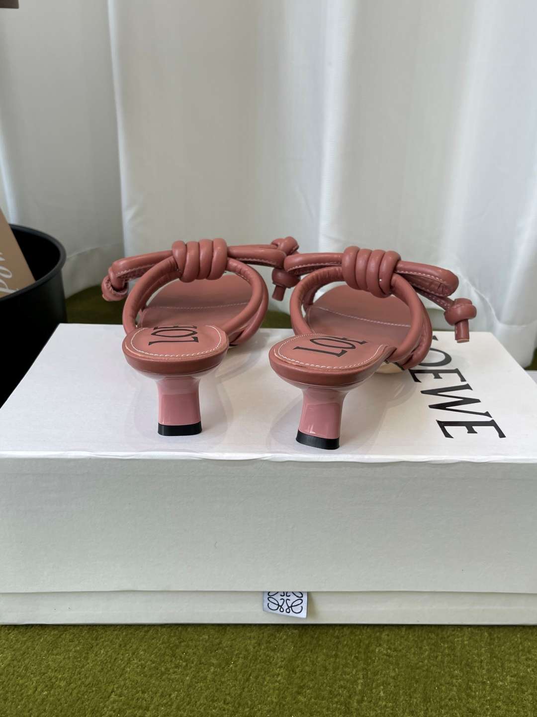 로에베(LOEWE) 리본 매듭 스트랩 미들힐 신발