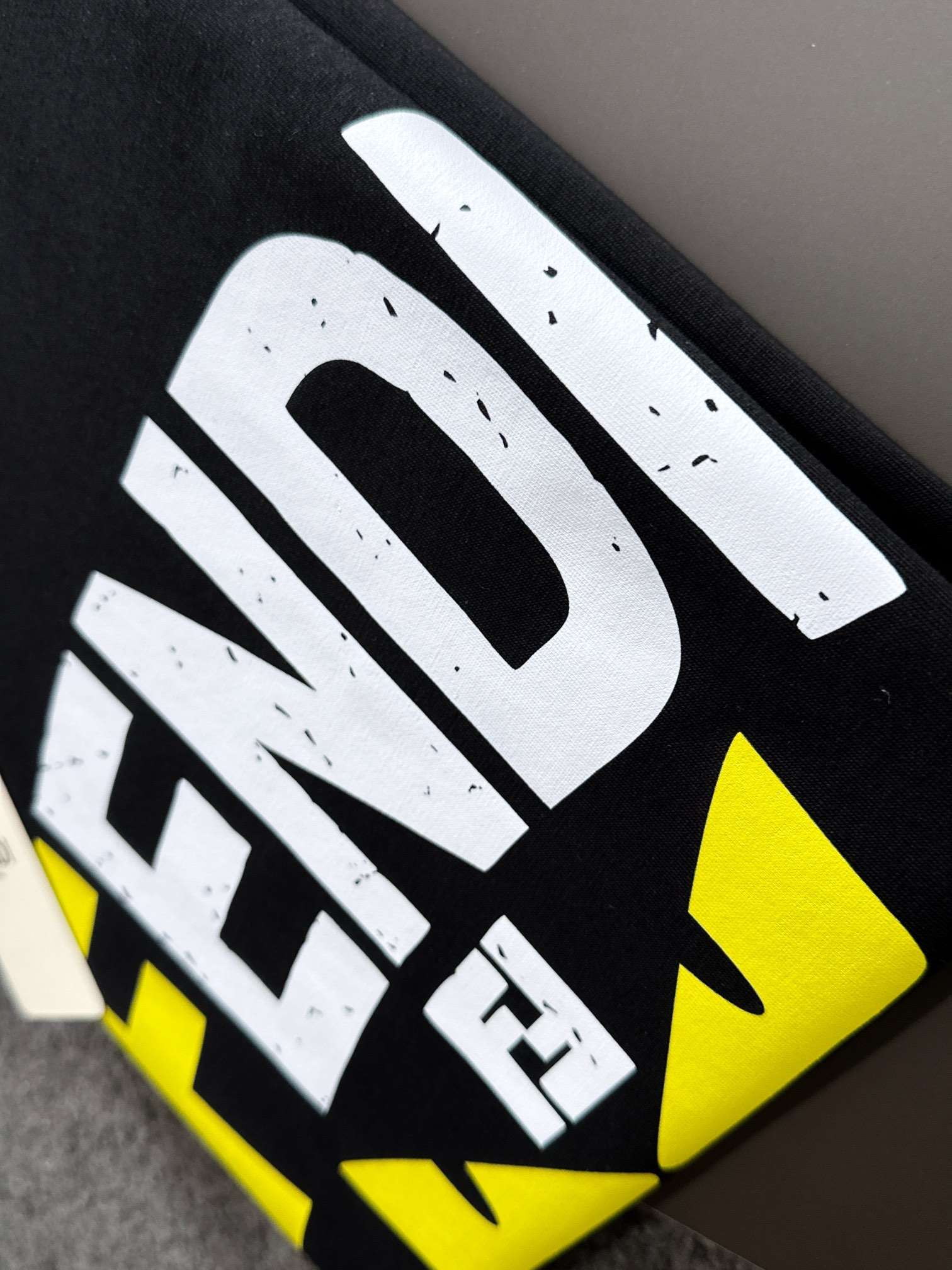 펜디(FENDI) 로고 그래픽 프린트 반팔 티셔츠 상의 의류
