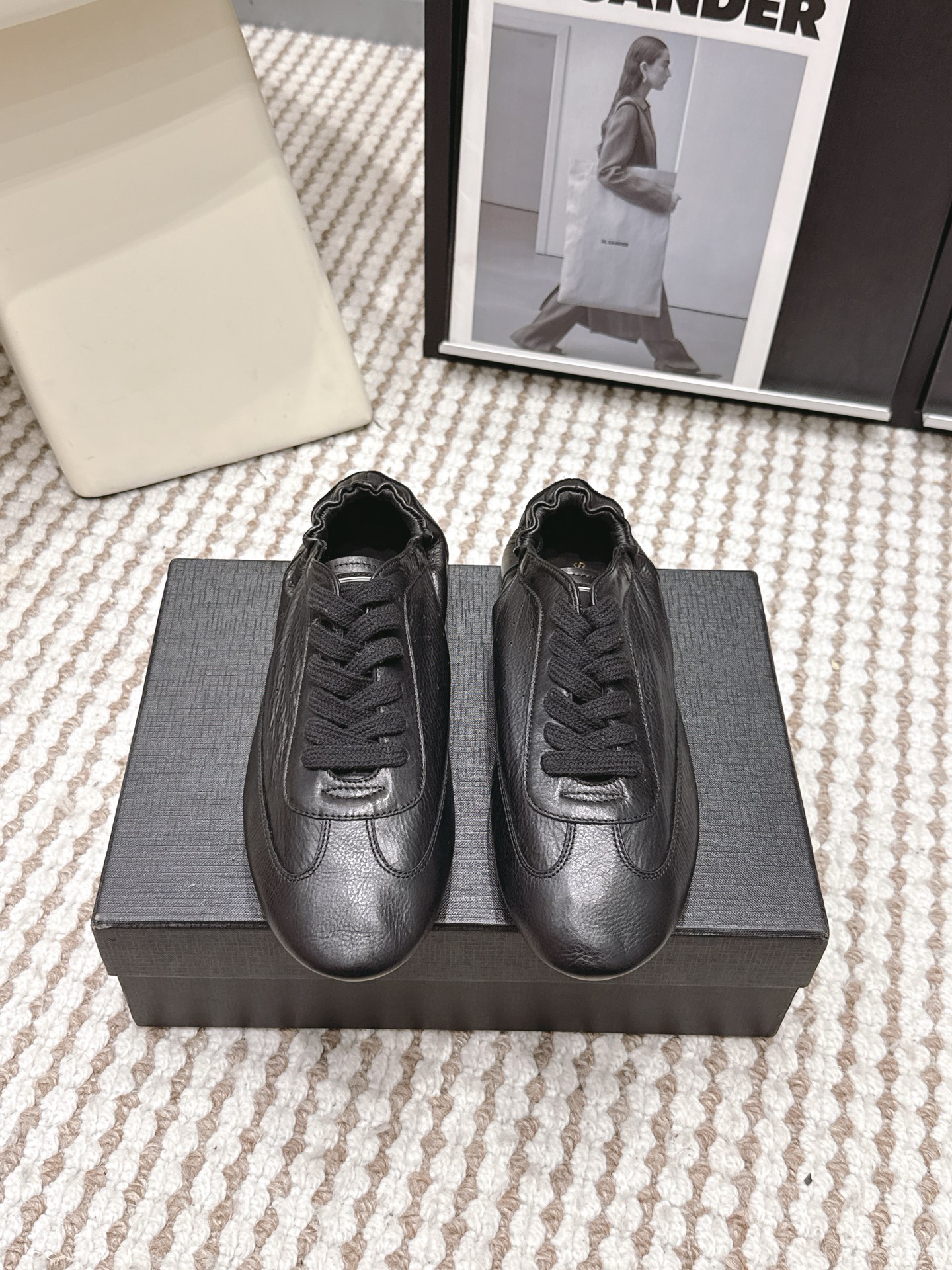 생로랑(SAINT LAURENT) 펀칭 레더 독일군 스니커즈 신발