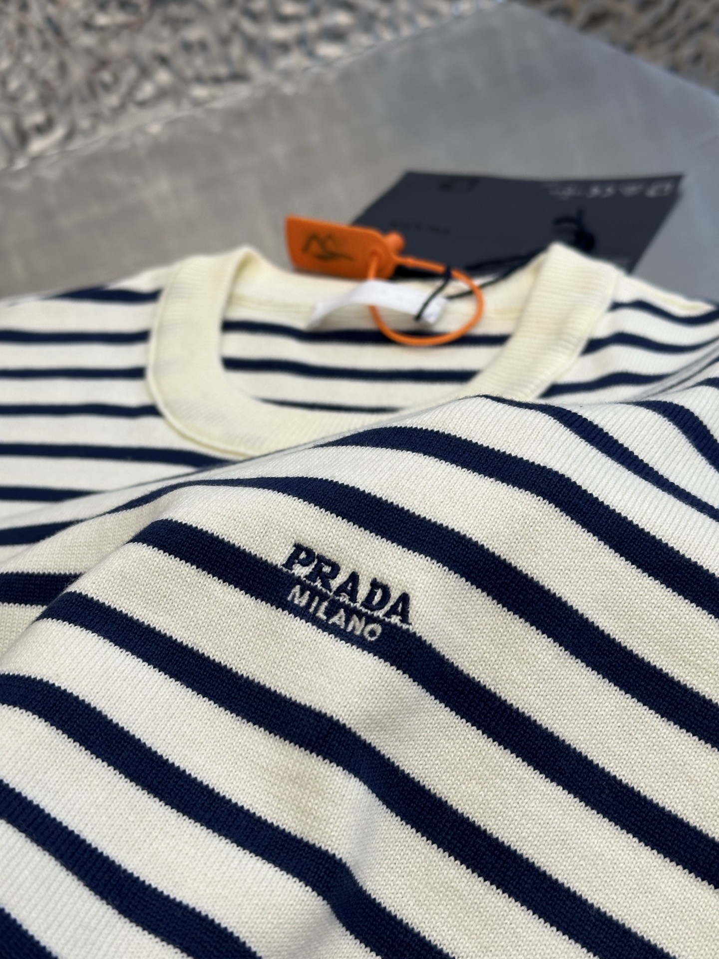 프라다(PRADA) 자수 스트라이프 니트 반팔 티셔츠 의류