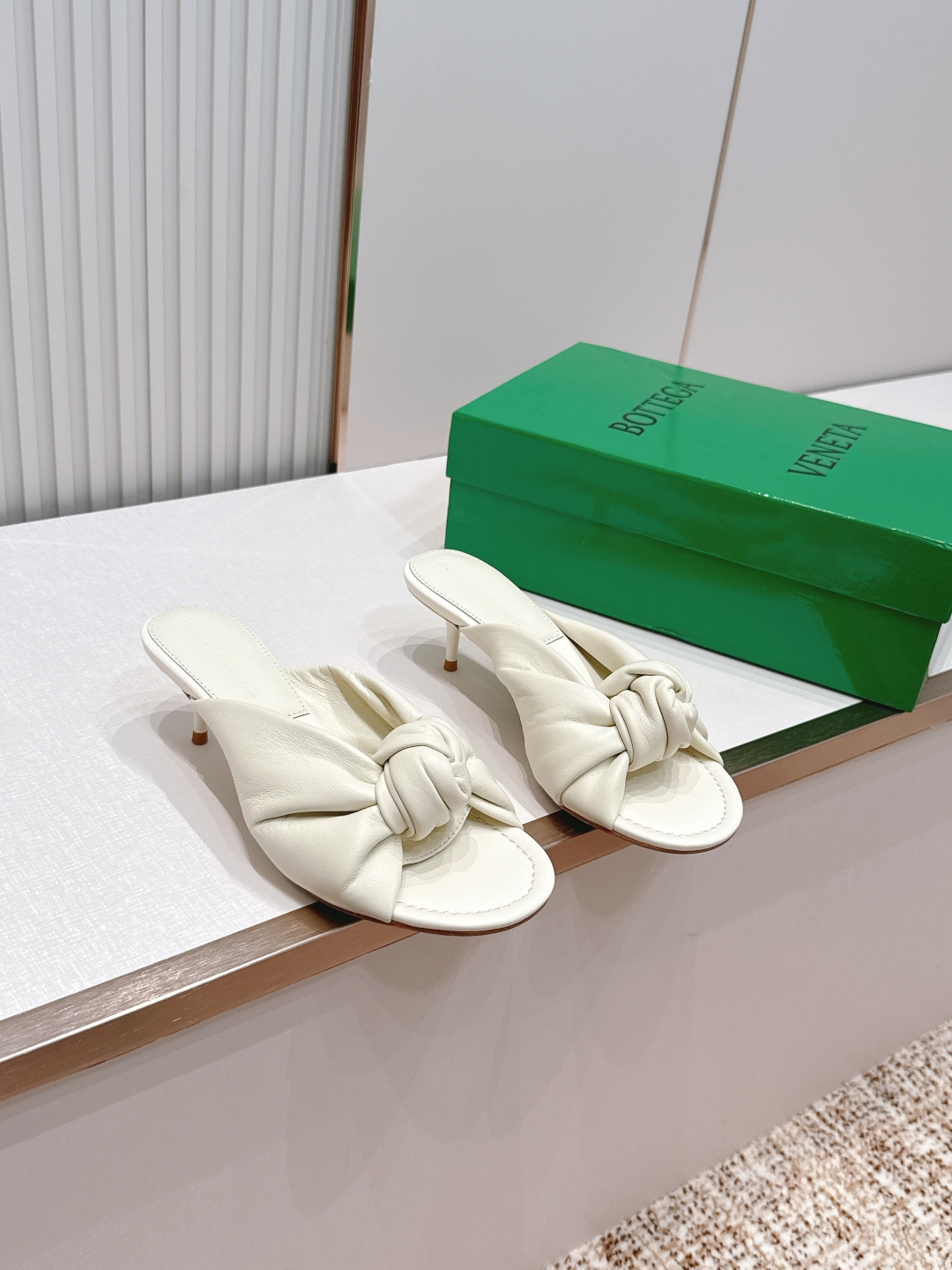 보테가 베네타(BOTTEGA VENETA) 체리 트위스트 뮬 힐 신발
