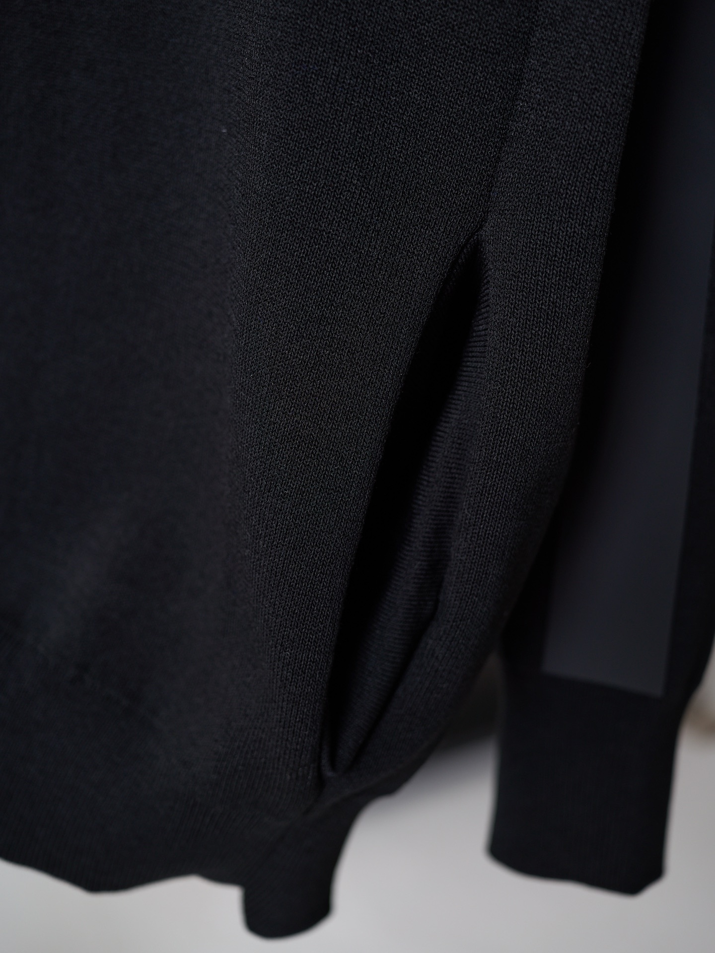 아크네(Acne studios) 실리콘 엠보 레더 집업 니트 가디건 의류