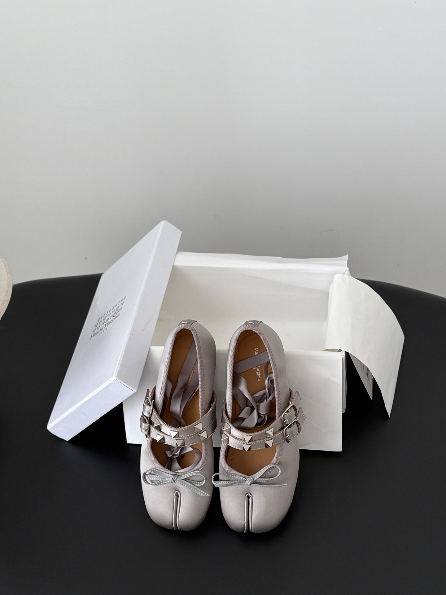 메종 마르지엘라(Maison Margiela) 타비 스터드 스트랩 발레리나 플랫 신발