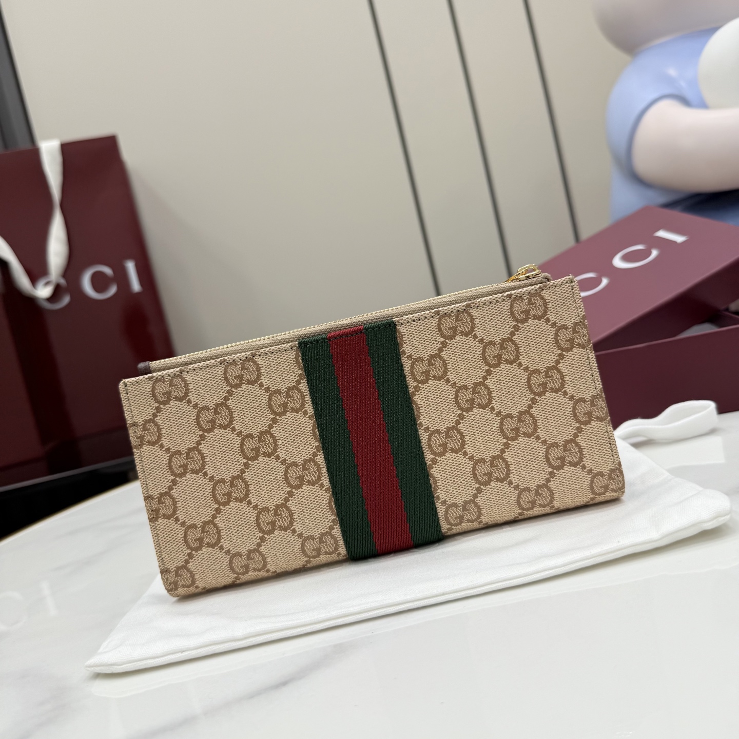 [Gucci] 구찌 (Generation) GG 수프림 삼선 웹 플랩 장지갑
