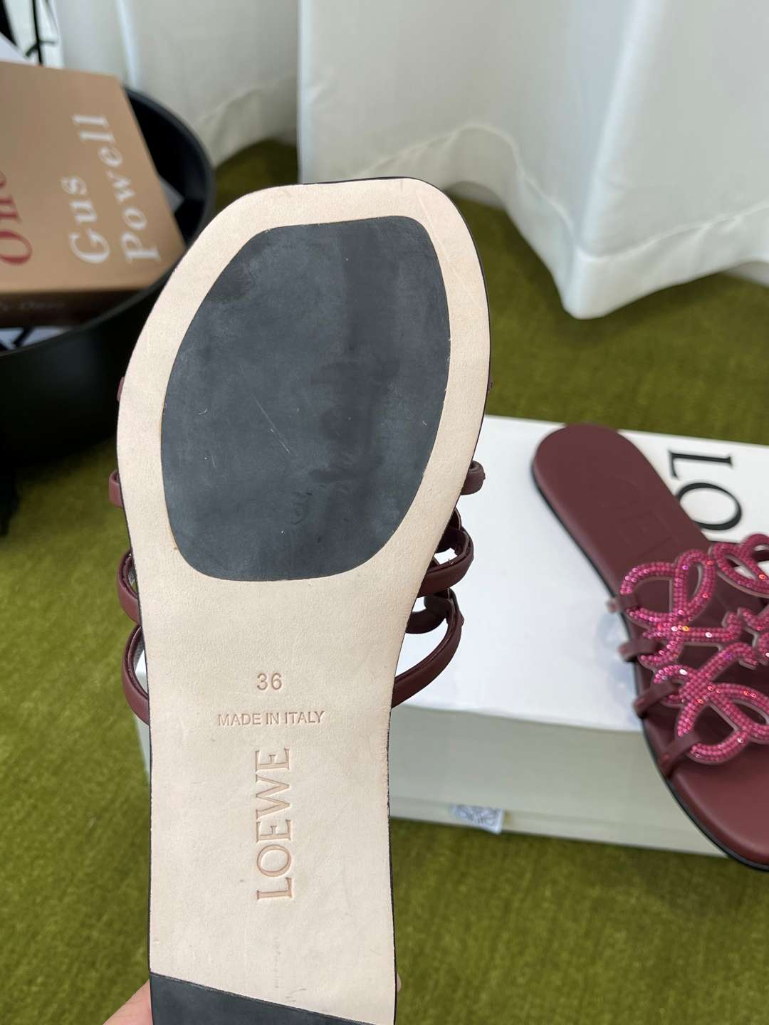 로에베(LOEWE) 라인스톤 스퀘어토 플랫 슬리퍼 신발