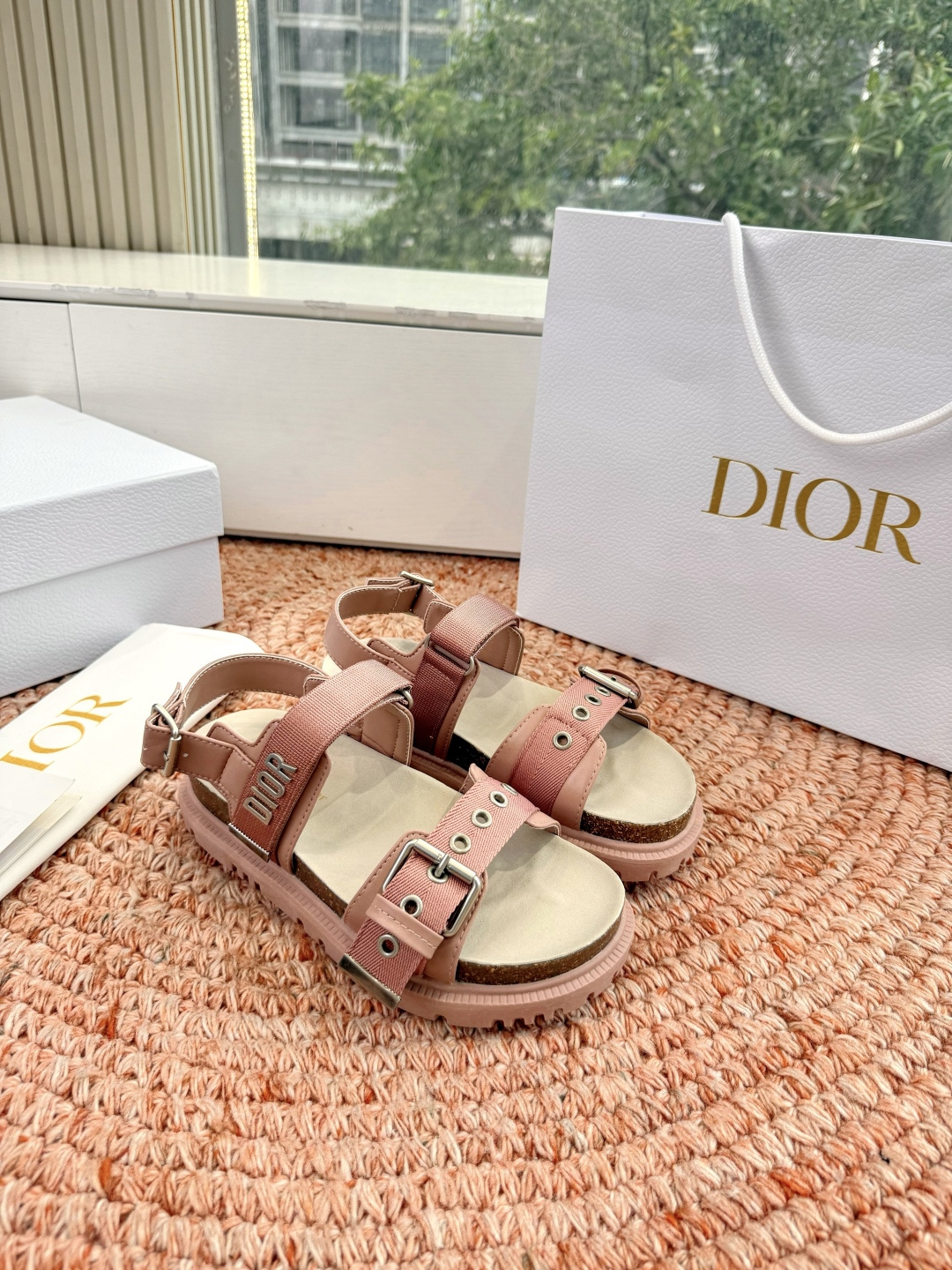 디올(DIOR) CD 버클 샌들 신발