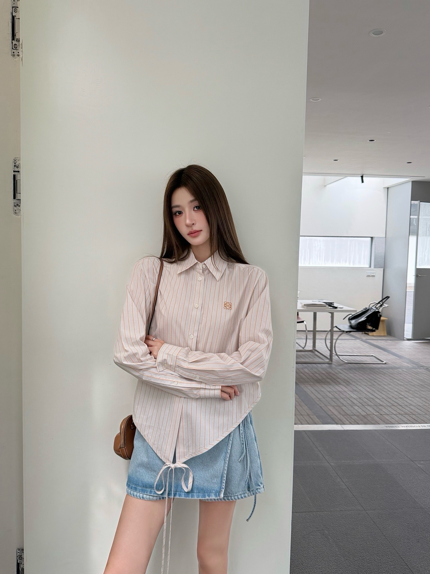 로에베(LOEWE) 아나그램 자수 스트라이프 셔츠 상의 의류 복제