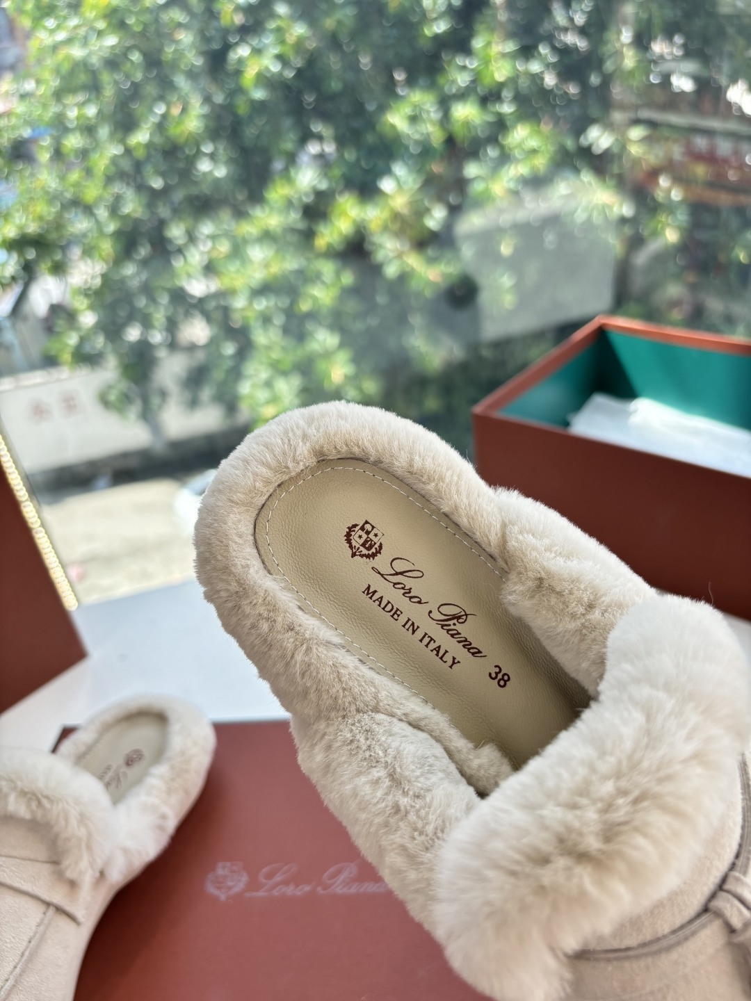 로로피아나(Loro Piana) 커플 퍼 트리밍 스웨이드 뮬 슬리퍼 신발