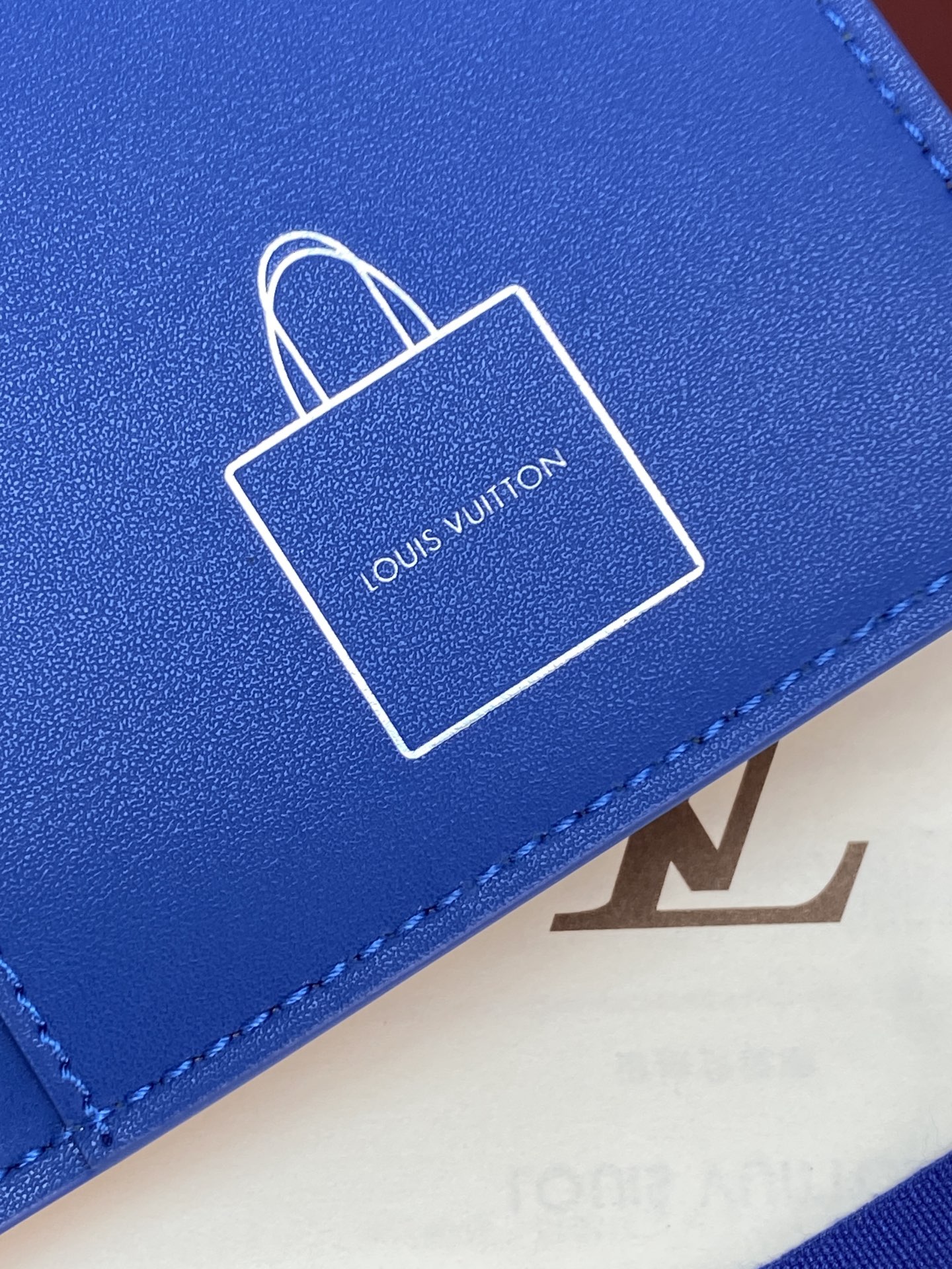 [Louis Vuitton] LV 루이비통 쇼퍼백 모티브 Packaging 패스포트 홀더 지갑 M2A444