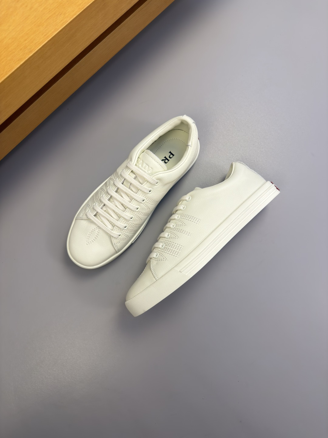 [Prada] 프라다 자수 엠블럼 리치 가죽 스니커즈 신발