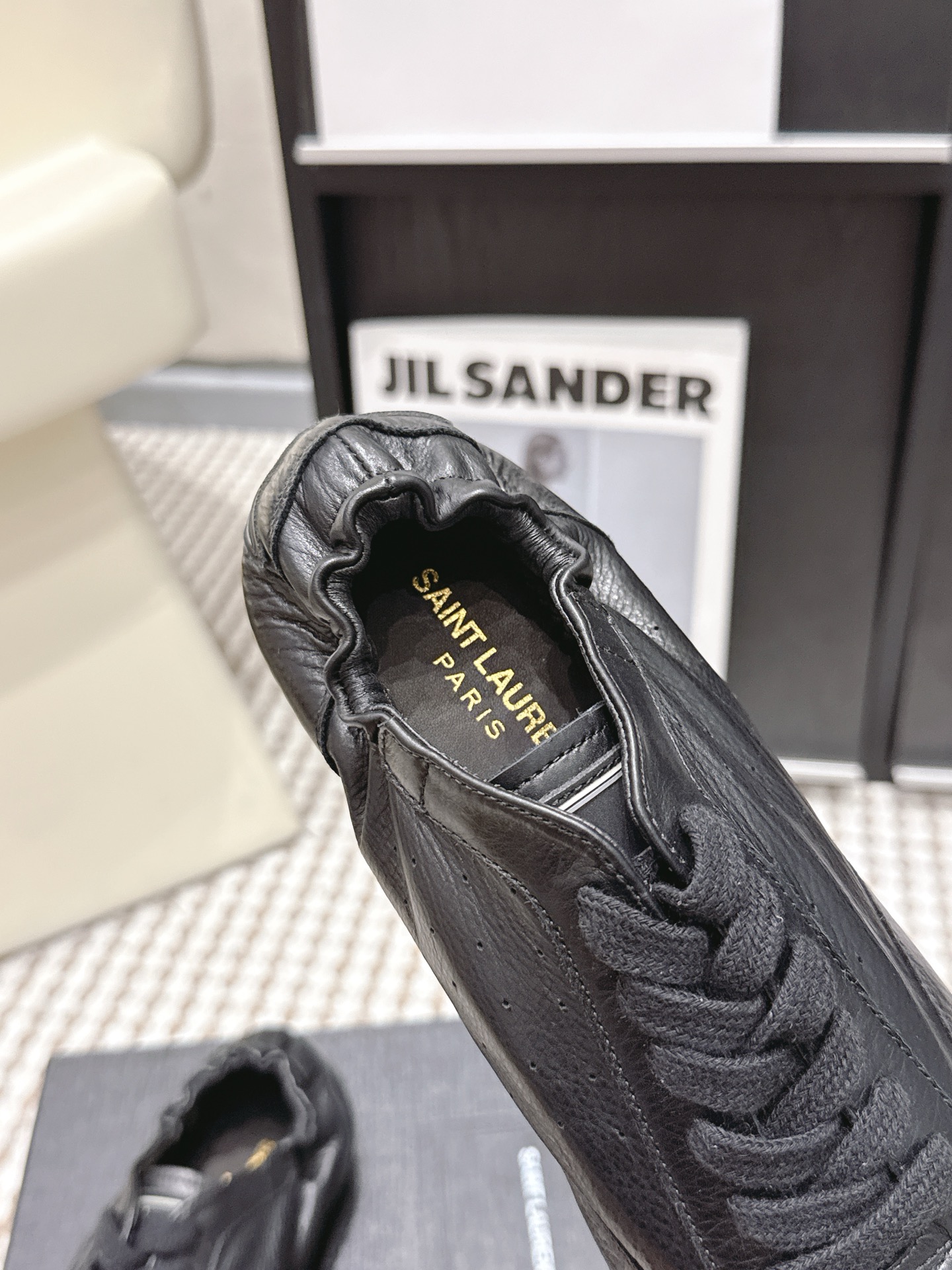 생로랑(SAINT LAURENT) 펀칭 레더 독일군 스니커즈 신발