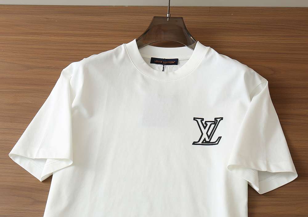 루이비통(LV) 핸드라이팅 모노그램 로고 반팔 티셔츠 상의 의류
