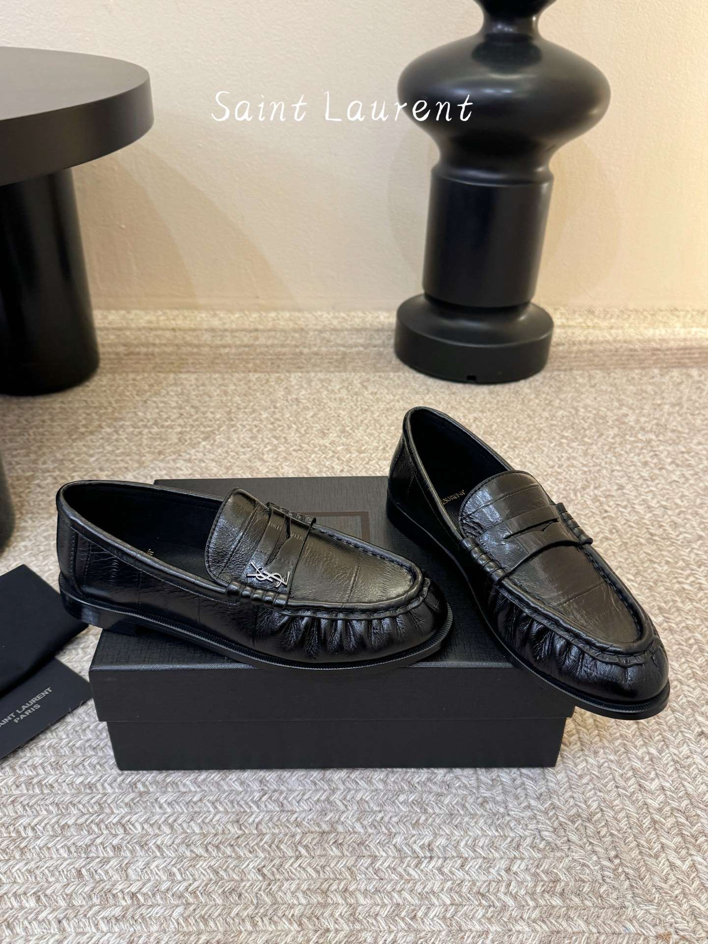 생로랑(SAINT LAURENT) 카프 레더 페니 로퍼 신발