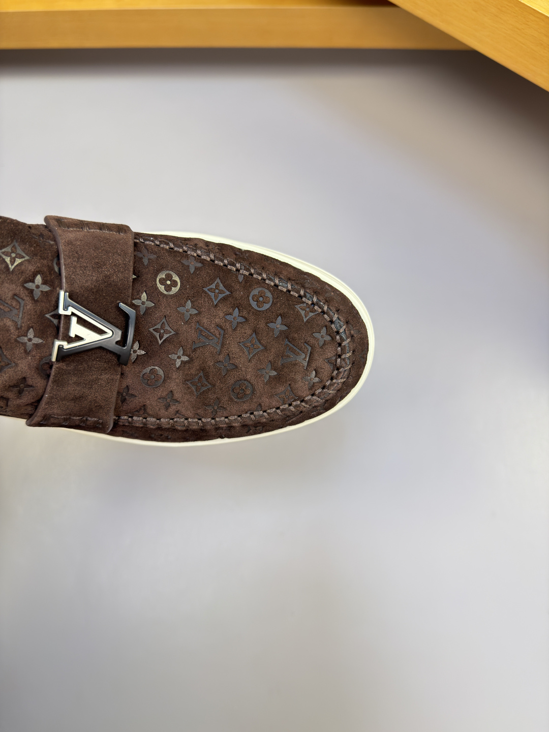 [Louis Vuitton] LV 루이비통 프리미엄 스웨이드 엠보싱 메탈버클 캐주얼 로퍼 신발