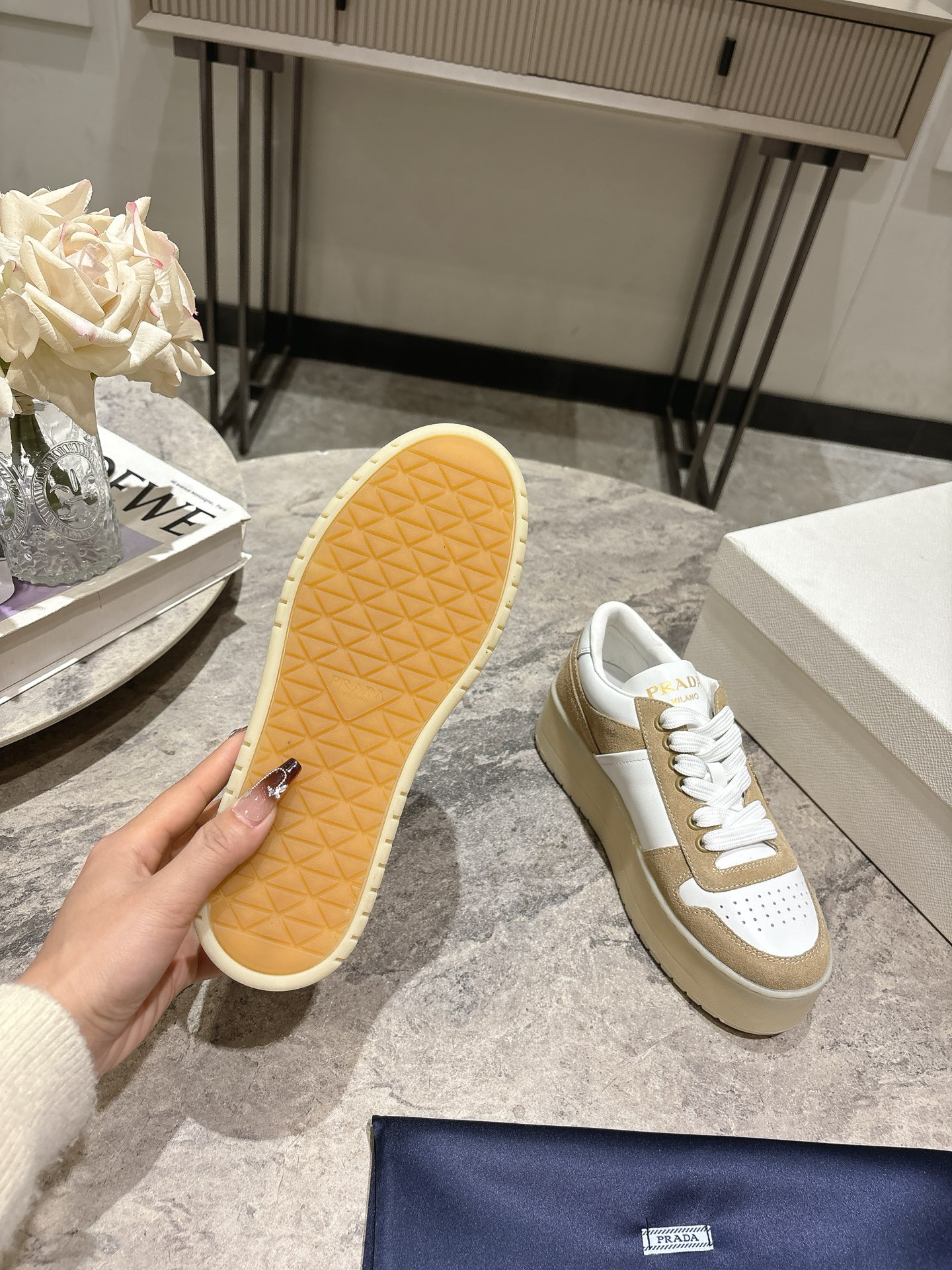 프라다(PRADA) 삼각 로고 플랫폼 스니커즈 신발