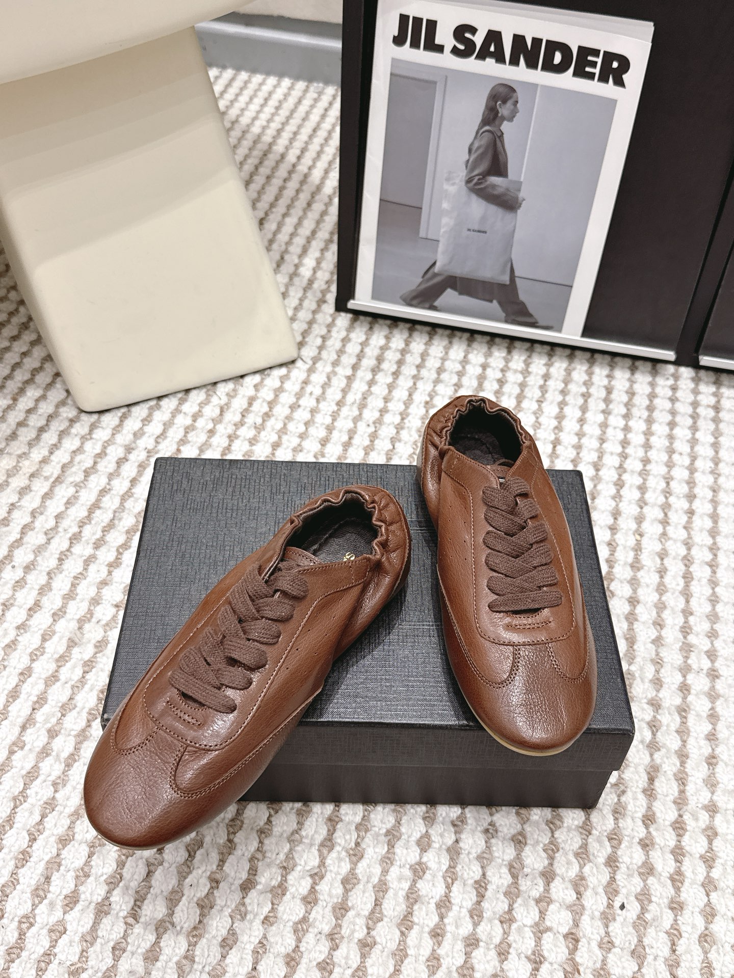 생로랑(SAINT LAURENT) 펀칭 레더 독일군 스니커즈 신발