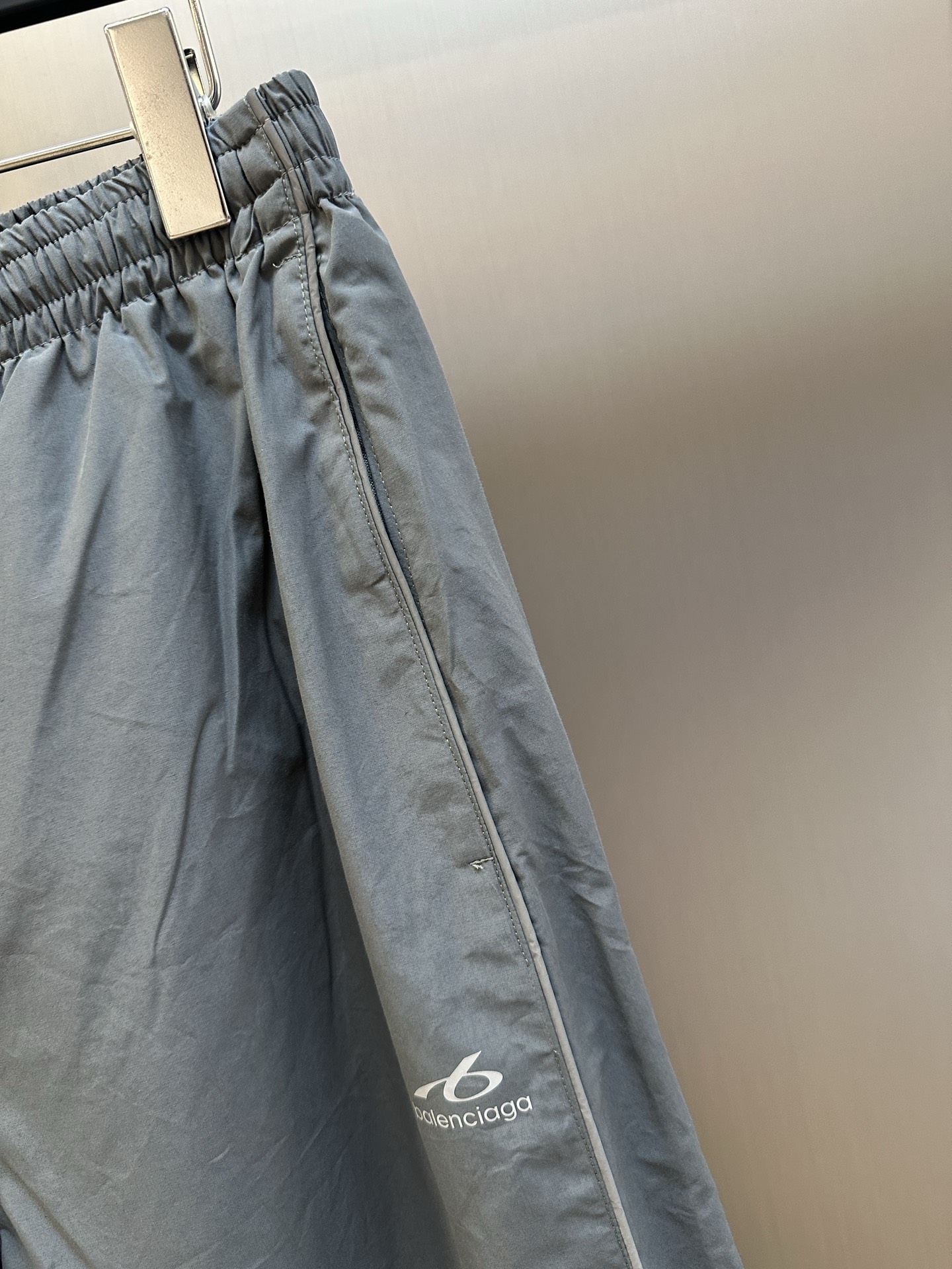 발렌시아가(BALENCIAGA) 리플렉티브 파이핑 나일론 트랙 팬츠 하의 의류