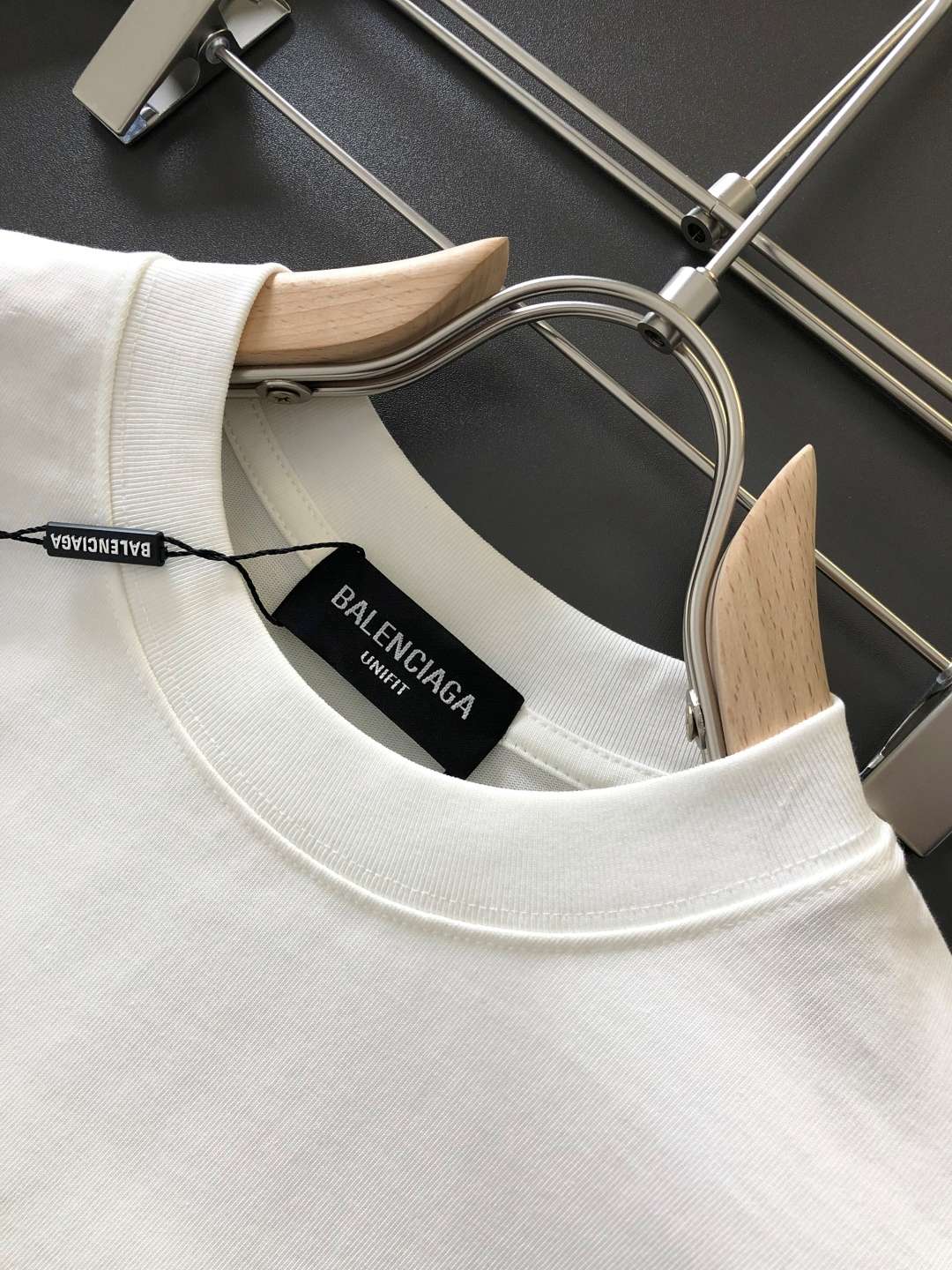 발렌시아가(BALENCIAGA) 그래픽 프린트 반팔 티셔츠 상의 의류