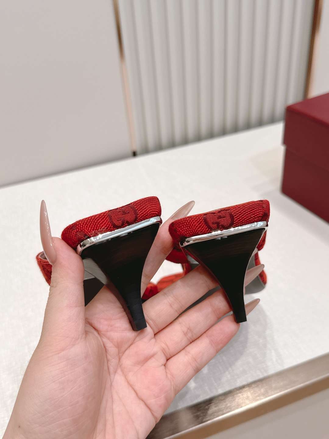구찌(GUCCI) 모노그램 토포스트 미들힐 신발