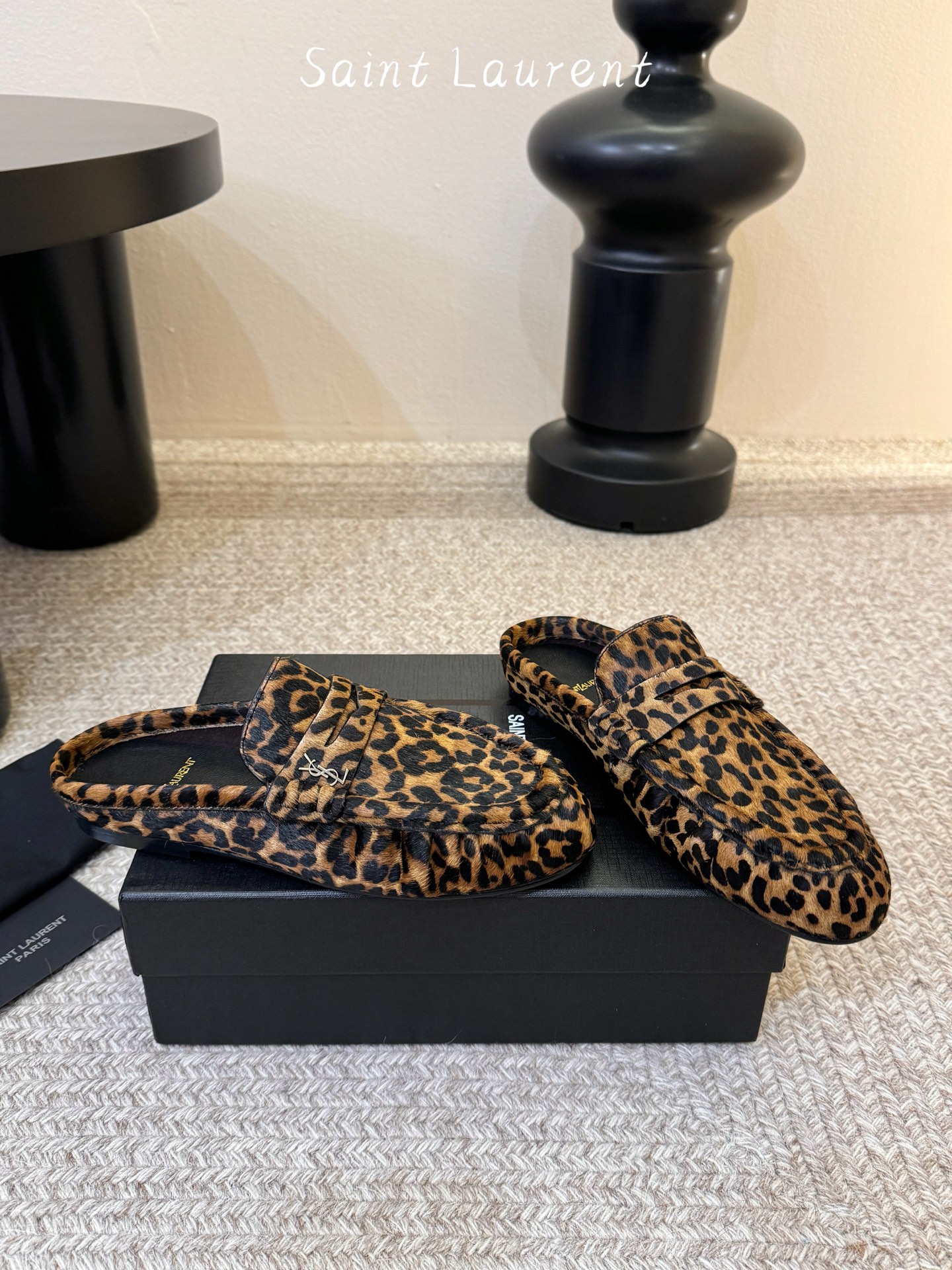 생로랑(SAINT LAURENT) 스웨이드 페니 백리스 로퍼 신발