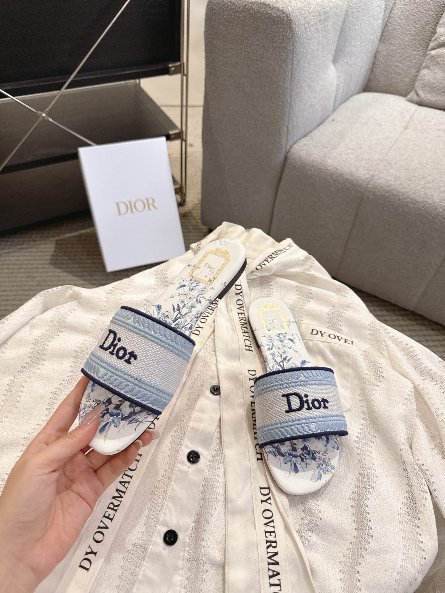 디올(DIOR) 플라워 자수 로고 슬라이드 슬리퍼