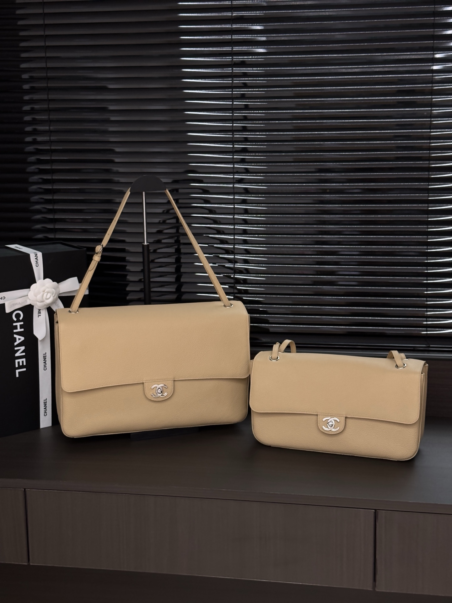 [CHANEL] 샤넬 26S 맥시 플랩 백 가방 AS6233