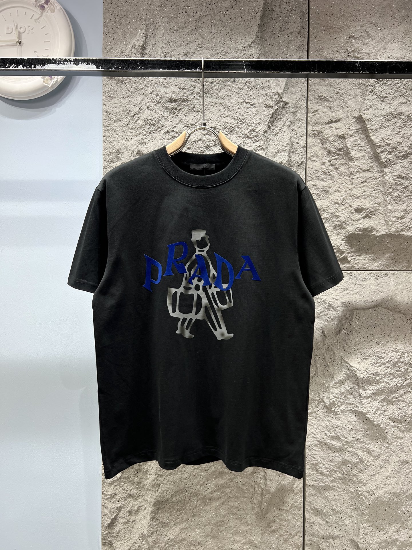 프라다(PRADA) 인물 프린트 반팔 티셔츠 상의 의류 복제