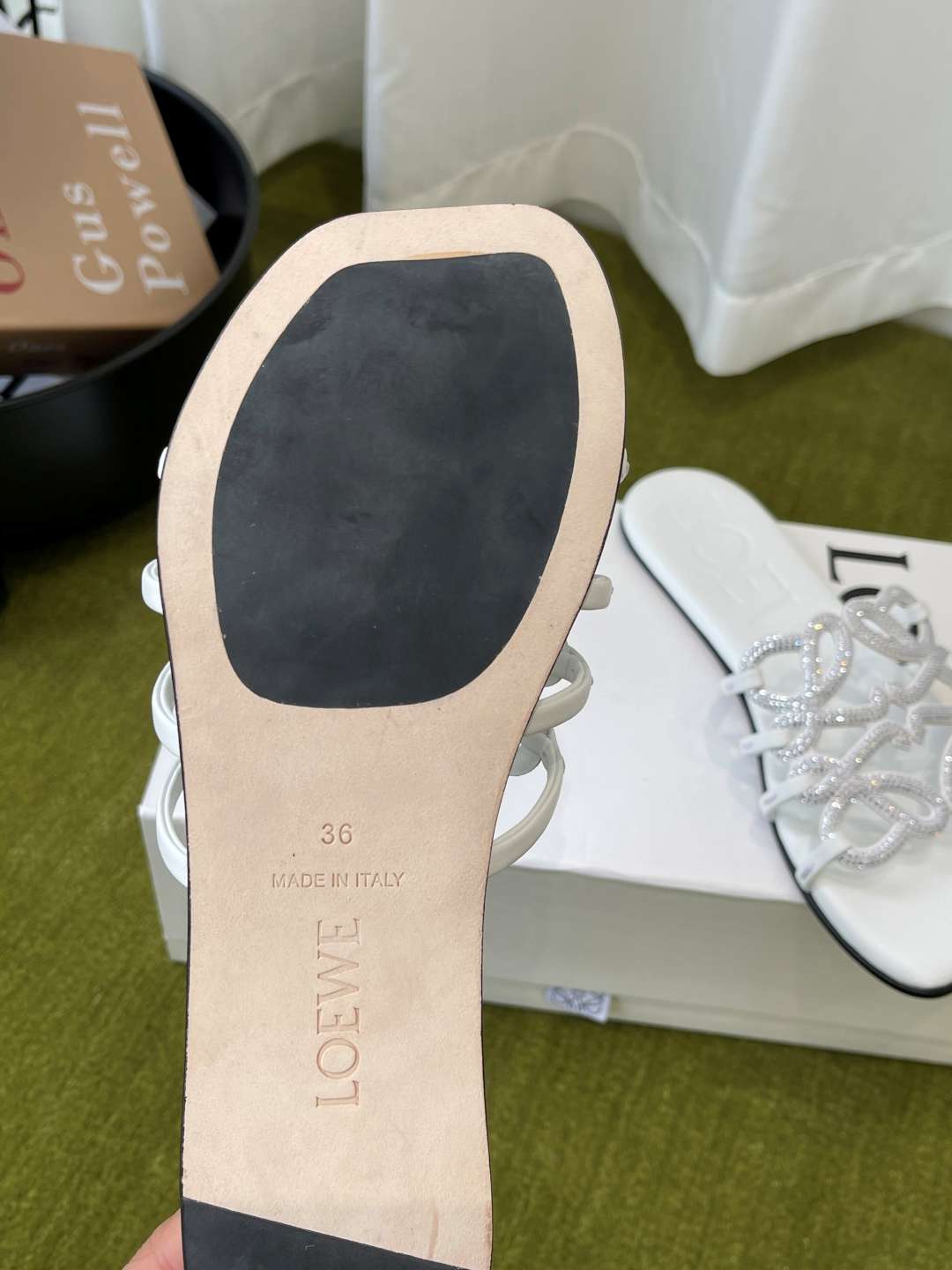 로에베(LOEWE) 라인스톤 스퀘어토 플랫 슬리퍼 신발
