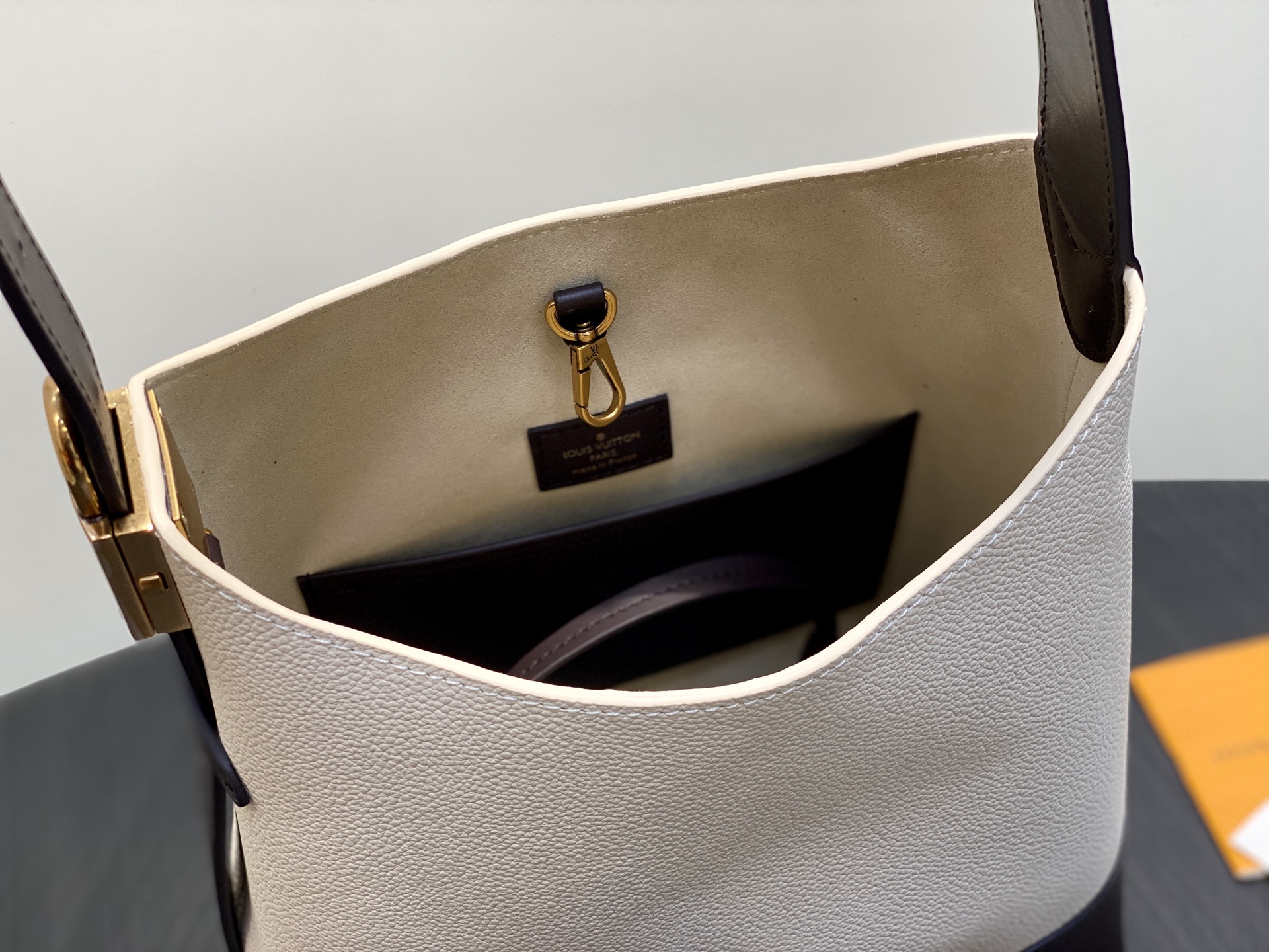 [Louis Vuitton] LV 루이비통 플라이트 모드 호보 백 BB (베이지/브라운) 가방