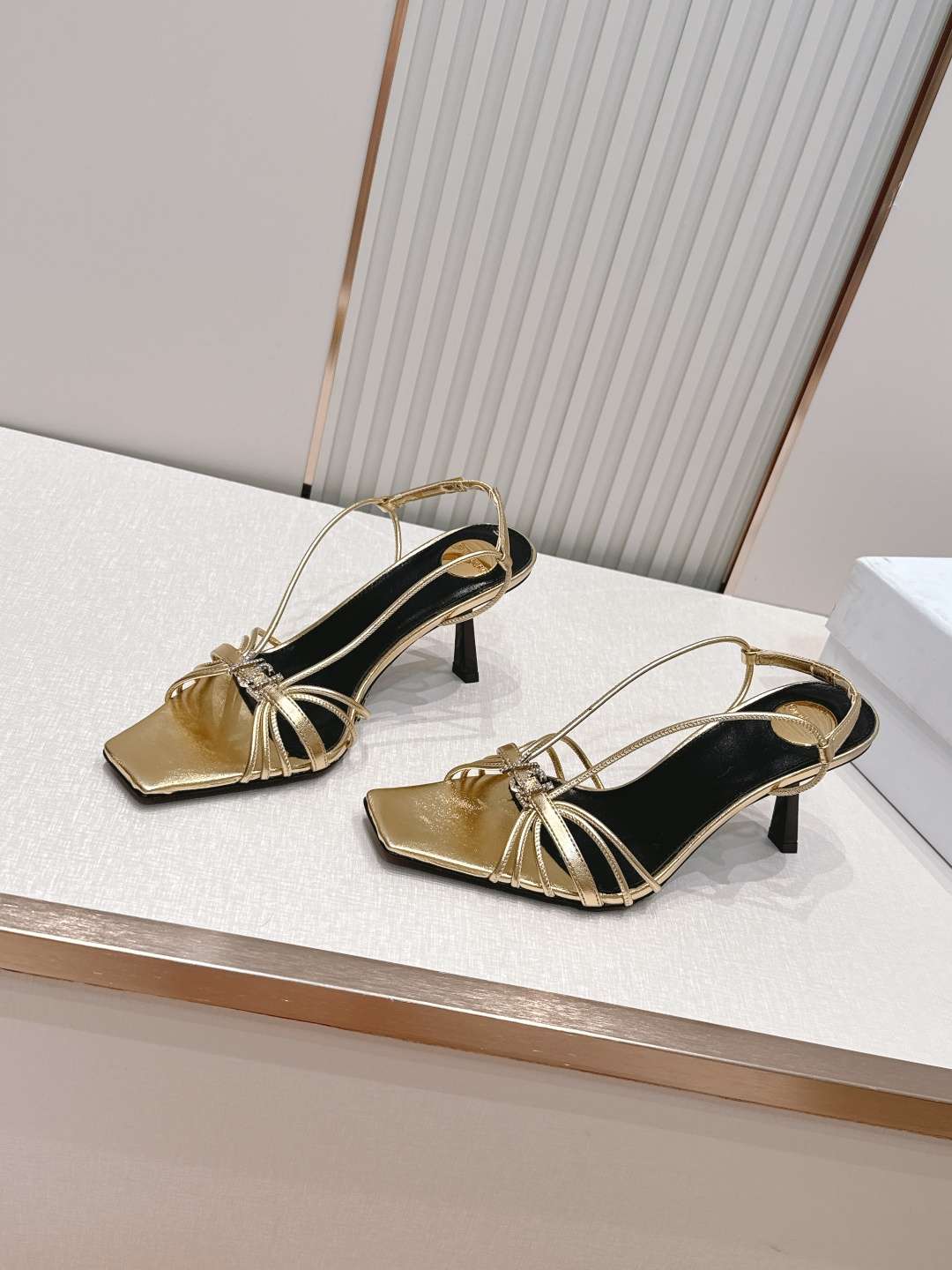 생로랑(YSL) 스퀘어토 스트랩 샌들 신발