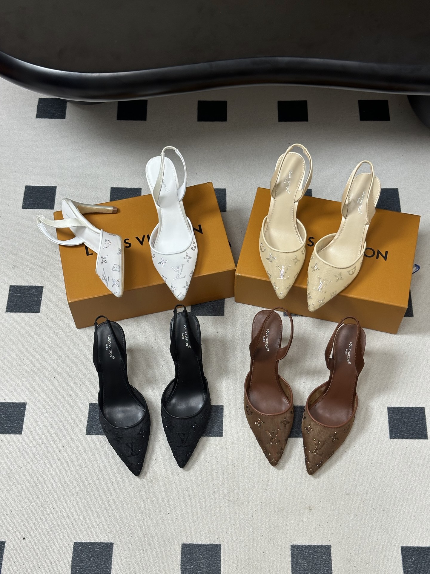 루이비통(LV) 모노그램 크리스털 메시 포인티드 슬링백 힐 신발