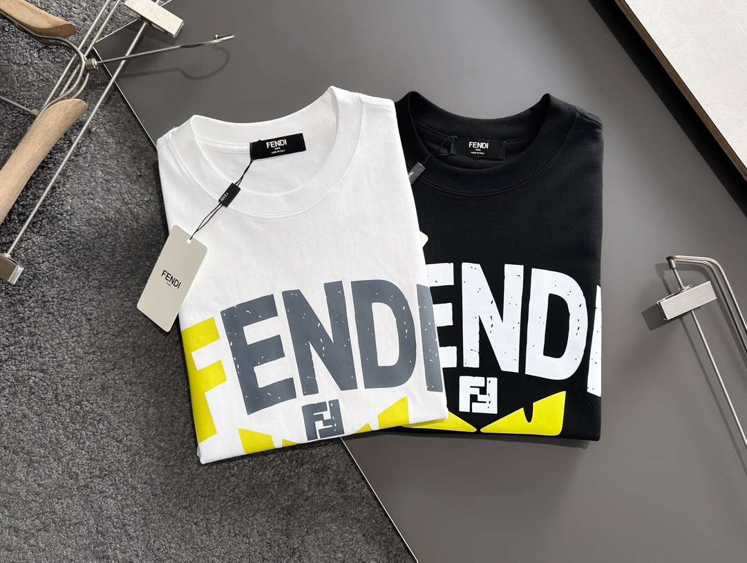 펜디(FENDI) 로고 그래픽 프린트 반팔 티셔츠 상의 의류