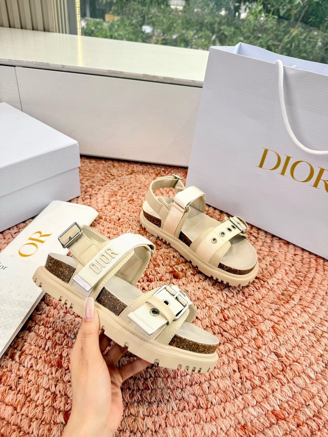 디올(DIOR) CD 버클 샌들 신발