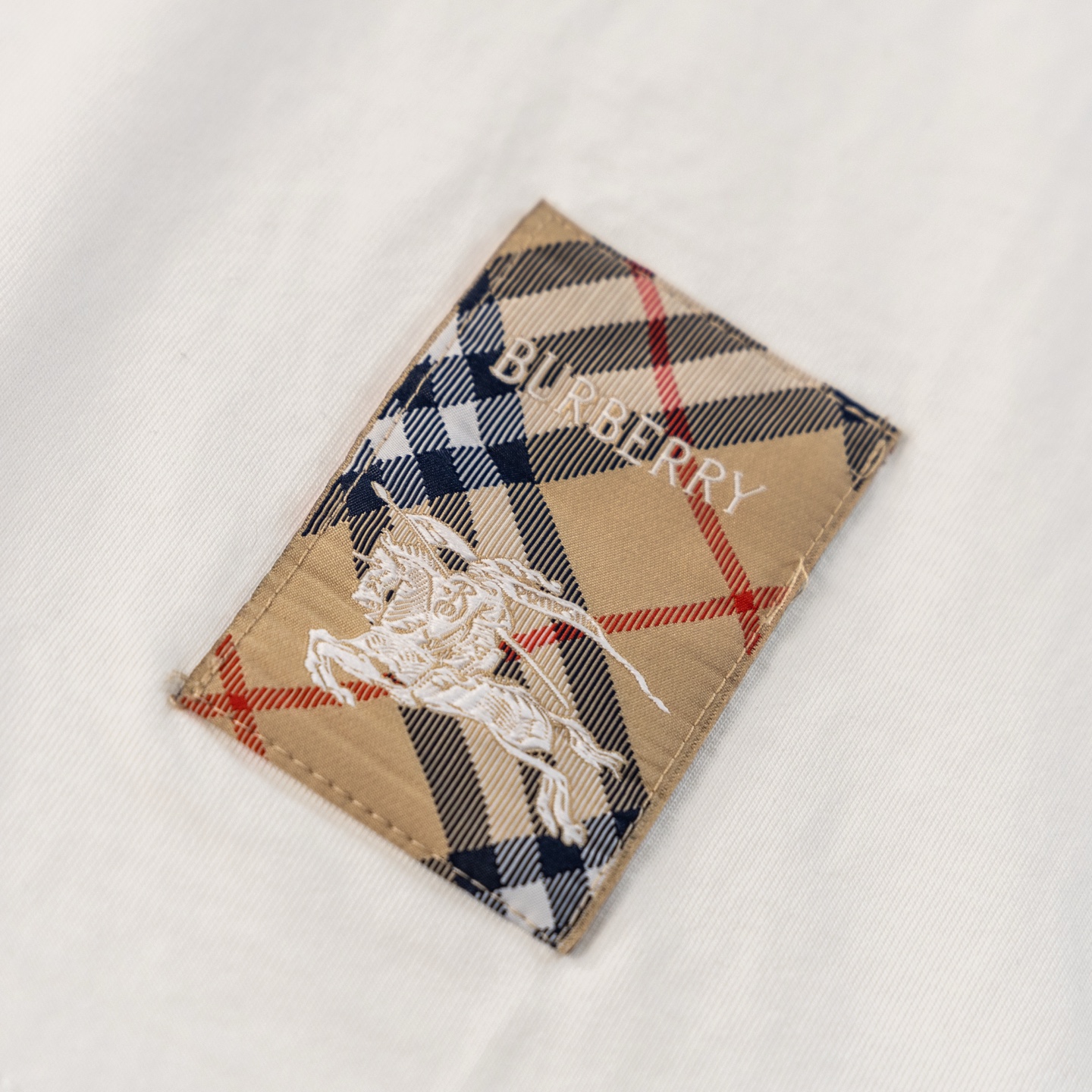 버버리(BURBERRY) 체크 패치 자수 반팔 티셔츠 의류
