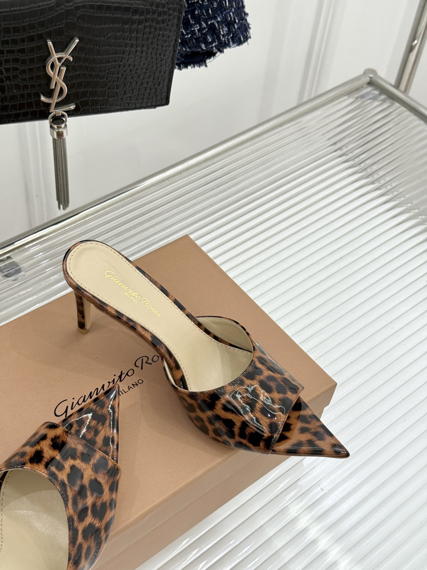 지안비토 로시(Gianvito Rossi) 슬림 포인티드 힐 슬리퍼 신발